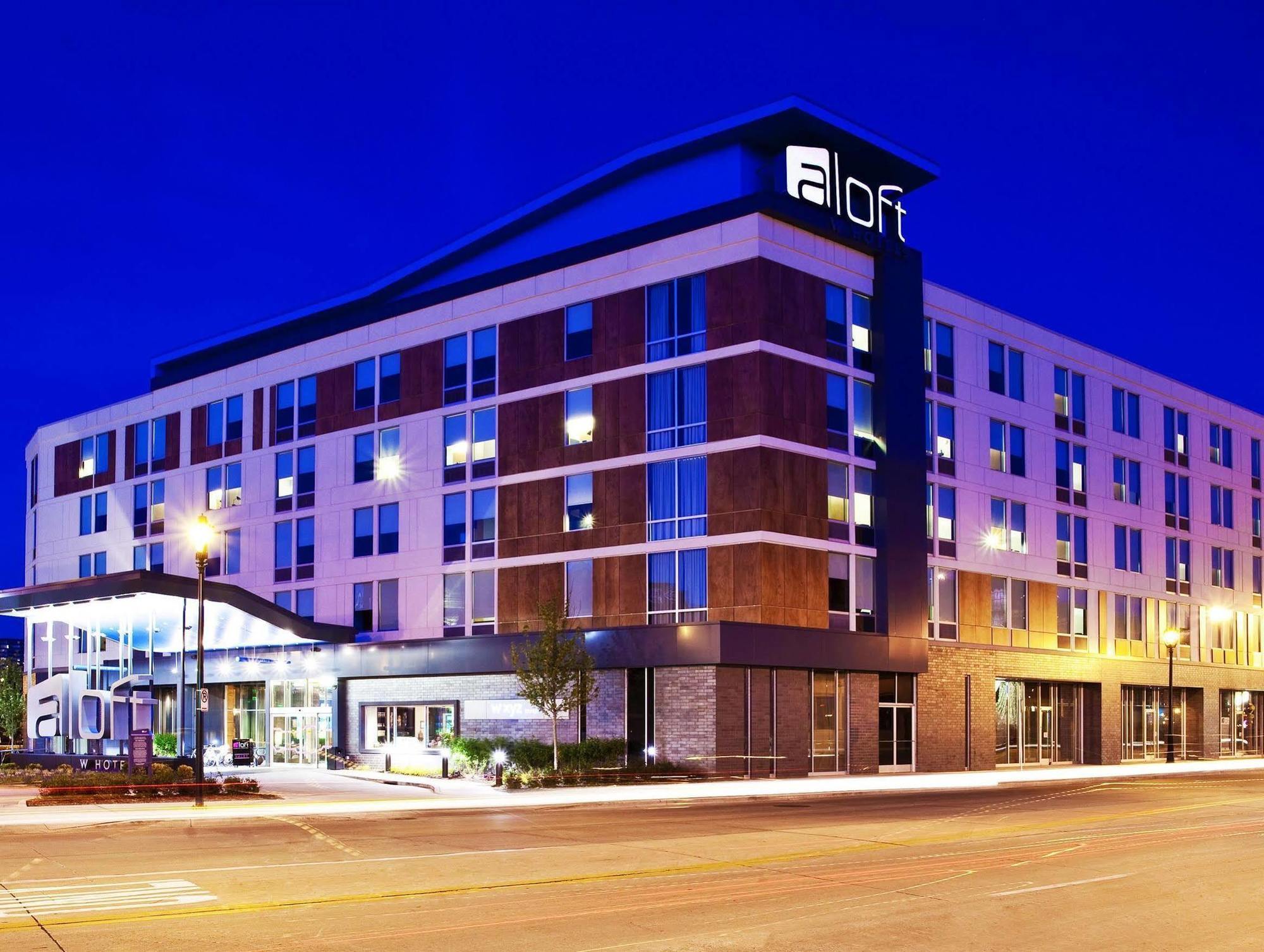 Aloft Hotel Milwaukee Downtown Exterior photo
