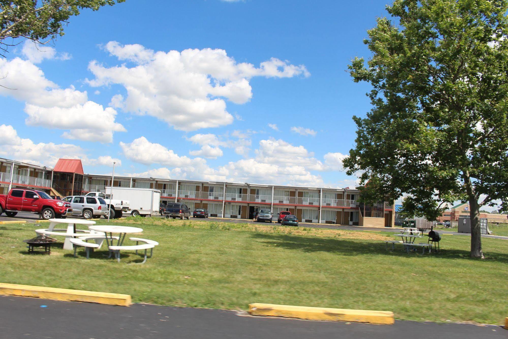 Super 8 By Wyndham Perrysburg-Toledo Hotel Exterior photo