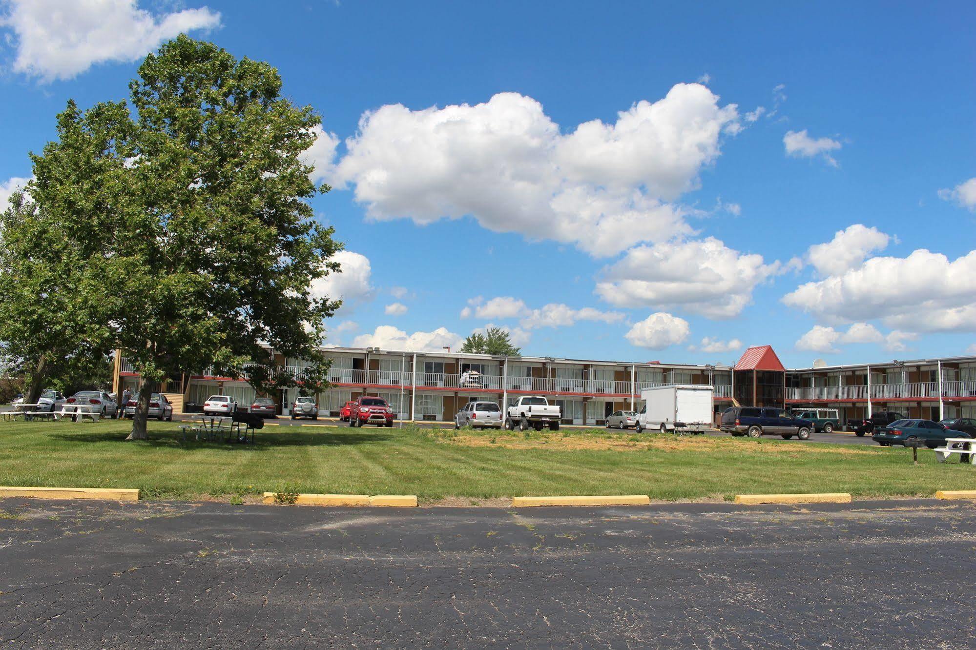 Super 8 By Wyndham Perrysburg-Toledo Hotel Exterior photo