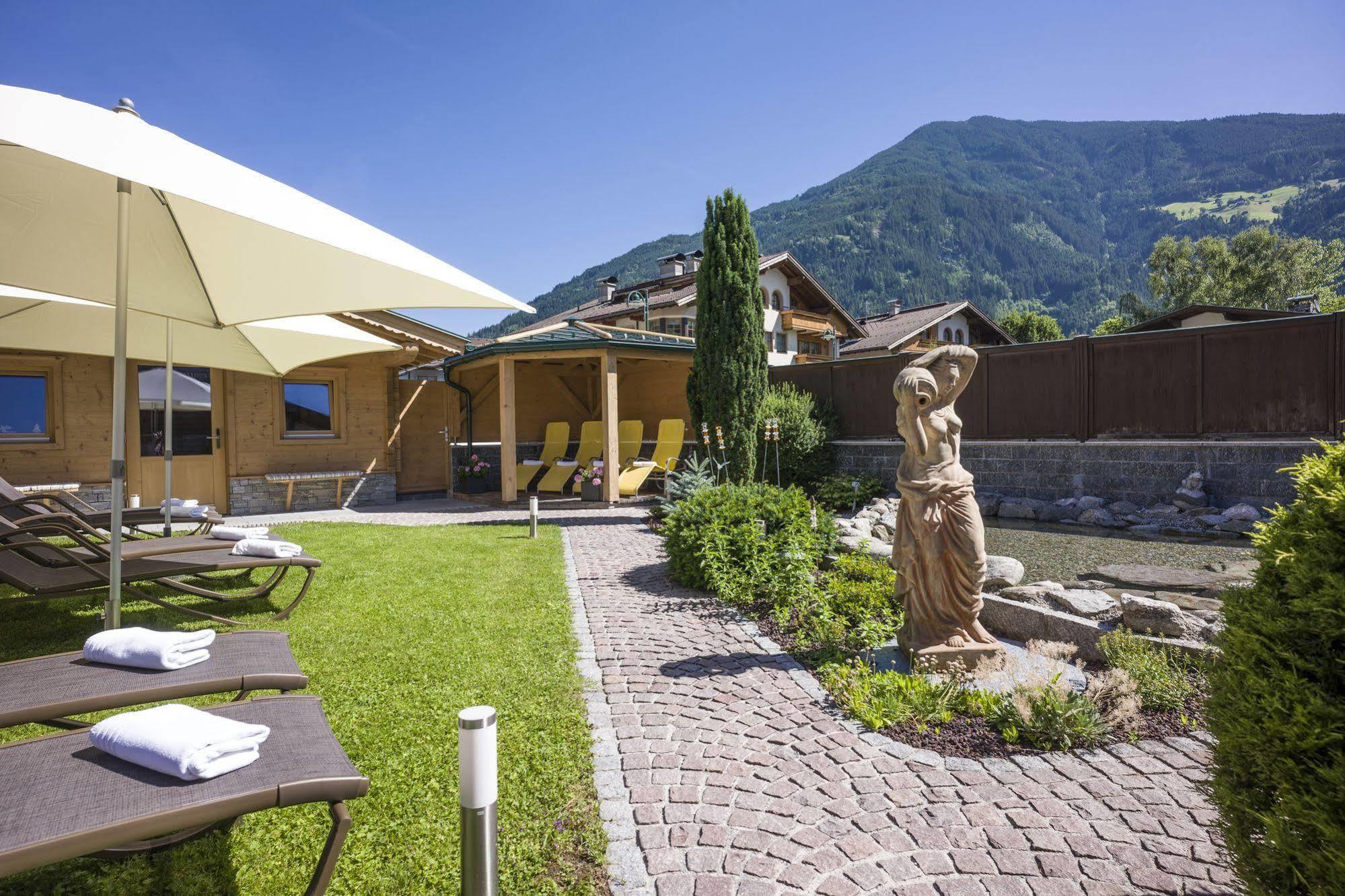 Hotel Alpina Ried im Zillertal Exterior photo