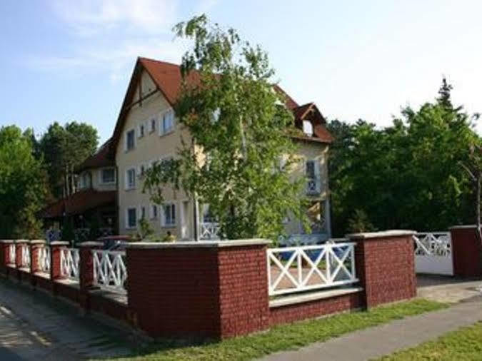 Hotel Francoise Balatonlelle Exterior photo