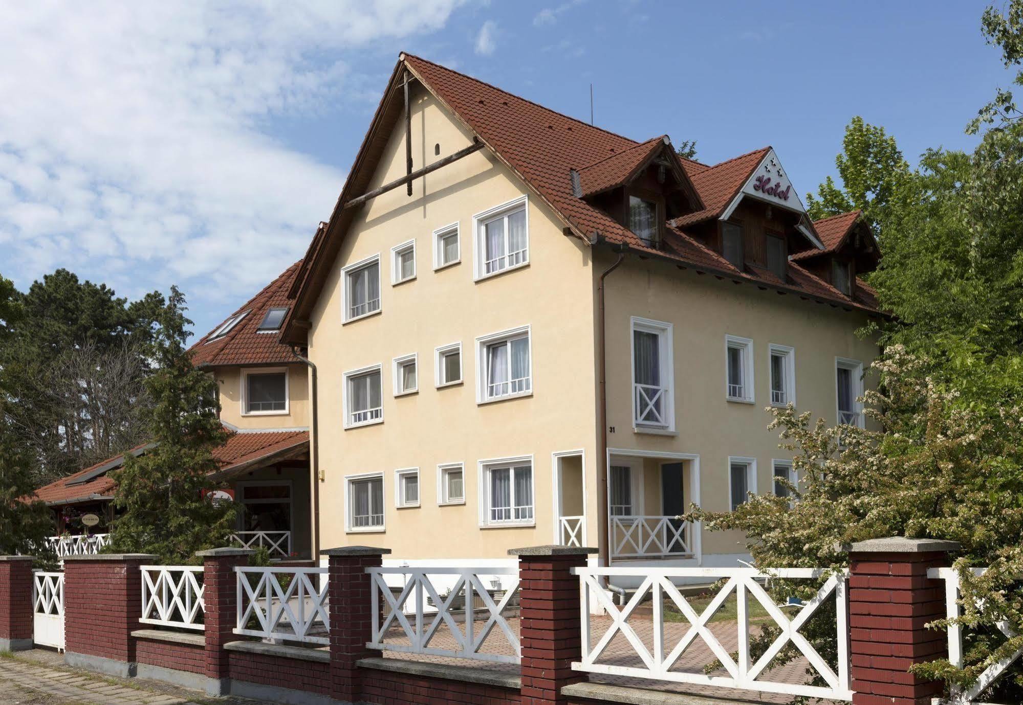 Hotel Francoise Balatonlelle Exterior photo