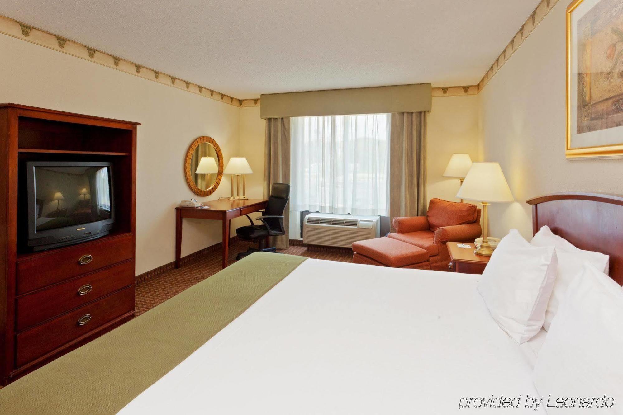 Holiday Inn Express Hotel & Suites-North East, An Ihg Hotel Room photo