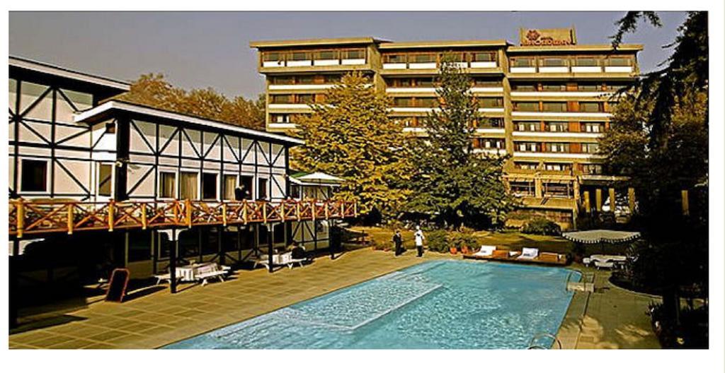 Hotel Broadway Srinagar  Exterior photo