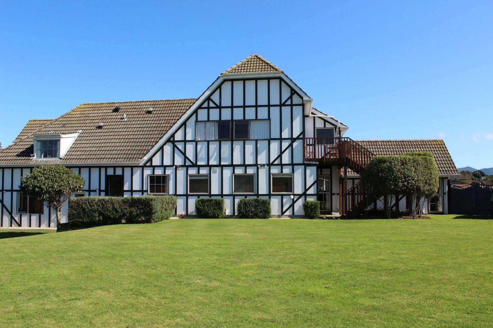 Tudor Manor Bed & Breakfast Paraparaumu Exterior photo