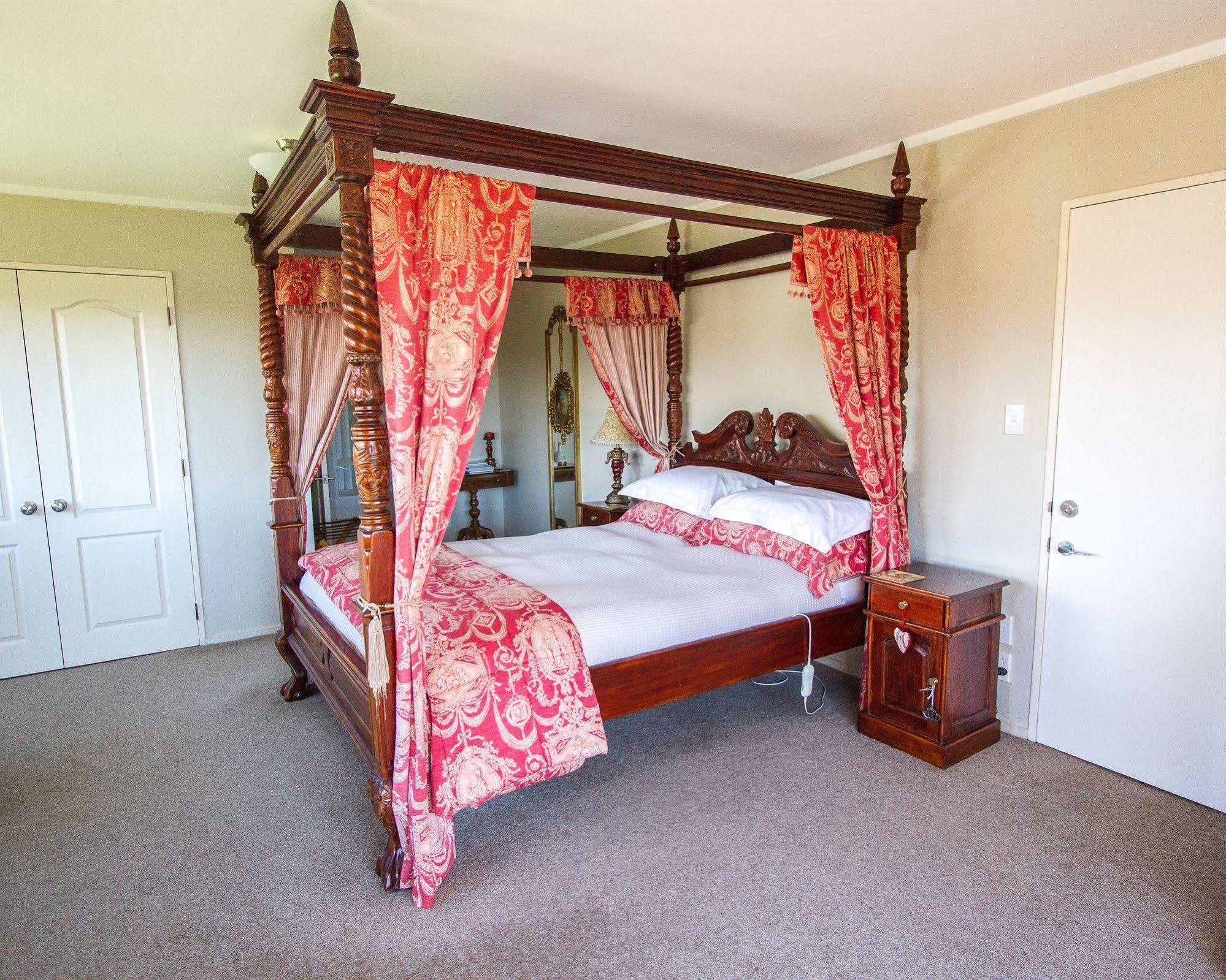 Tudor Manor Bed & Breakfast Paraparaumu Exterior photo