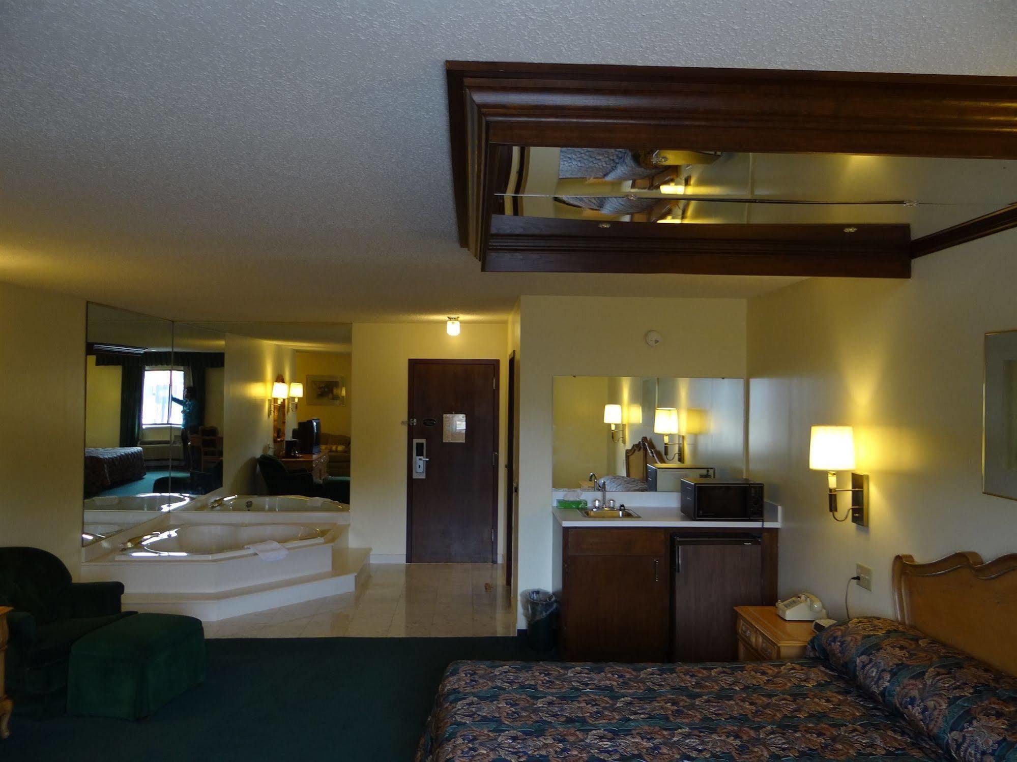 Magnuson Hotel And Suites Bellevue Exterior photo