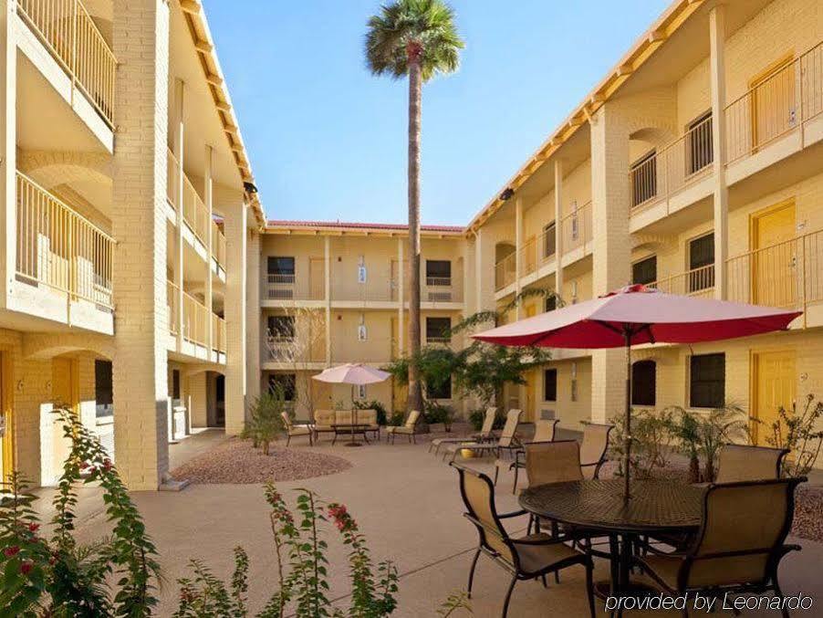 La Quinta Inn By Wyndham Phoenix Sky Harbor Airport Tempe Exterior photo