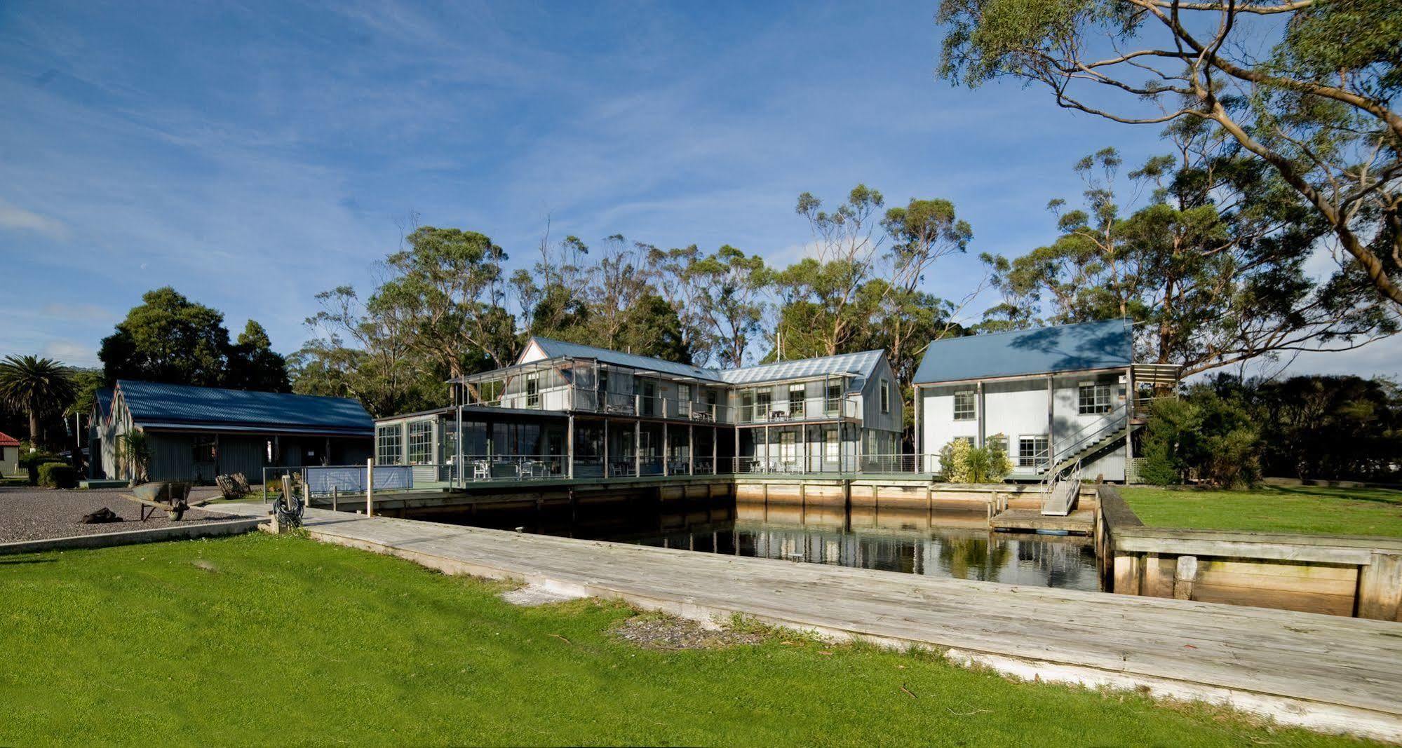 Risby Cove Motel Strahan Exterior photo