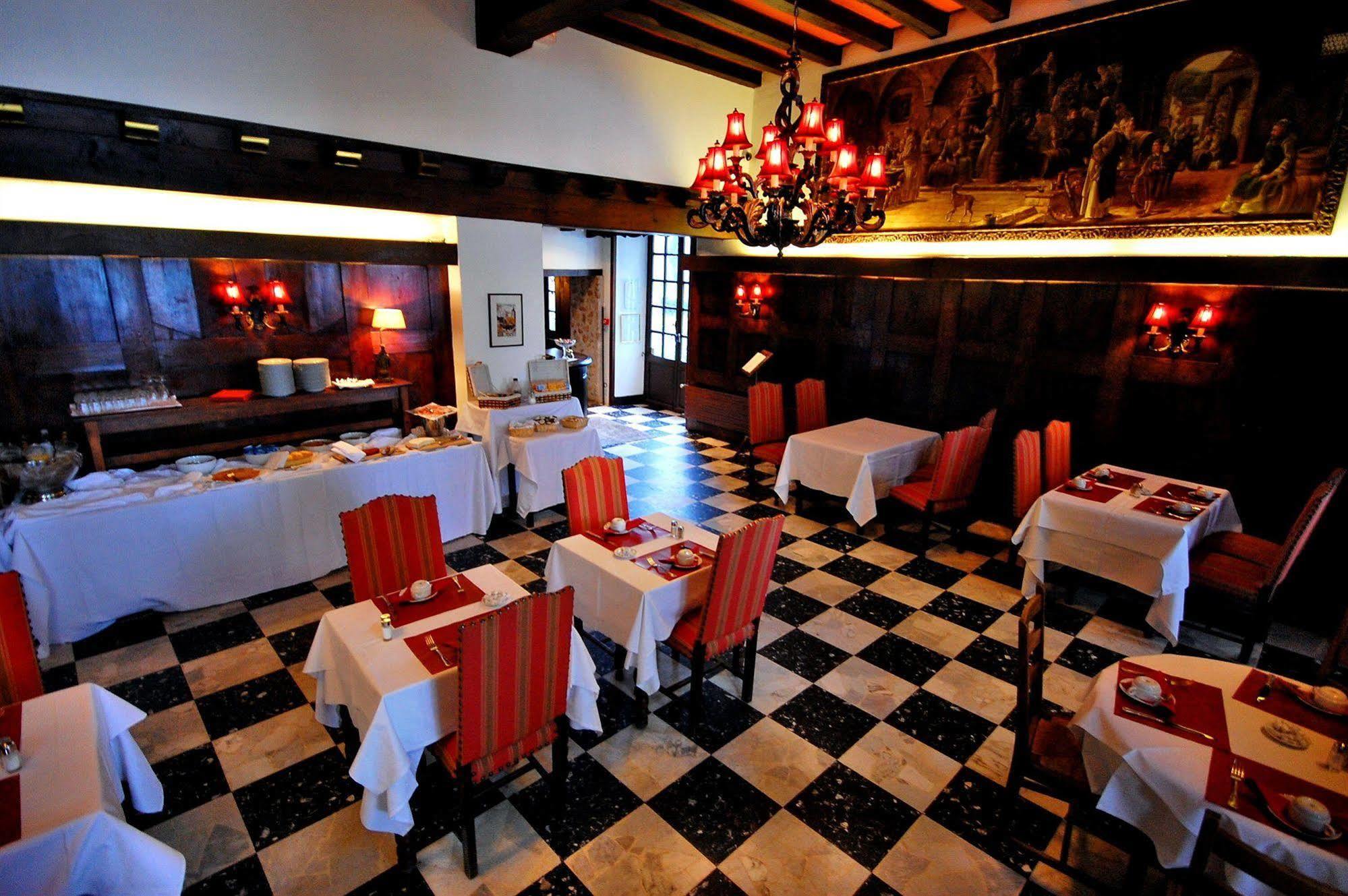 Grand Hotel De L'Abbaye Beaugency Restaurant photo