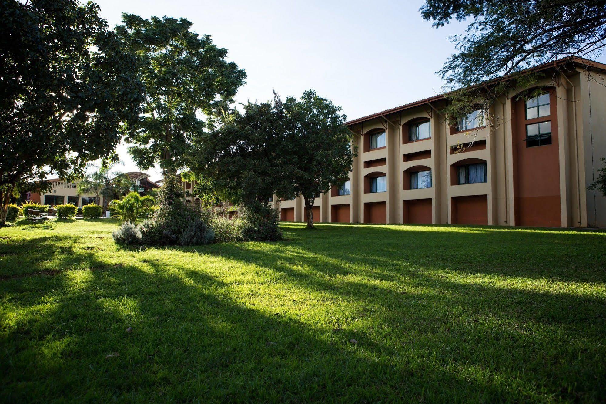 M'Kango Golfview Hotel Lusaka Exterior photo