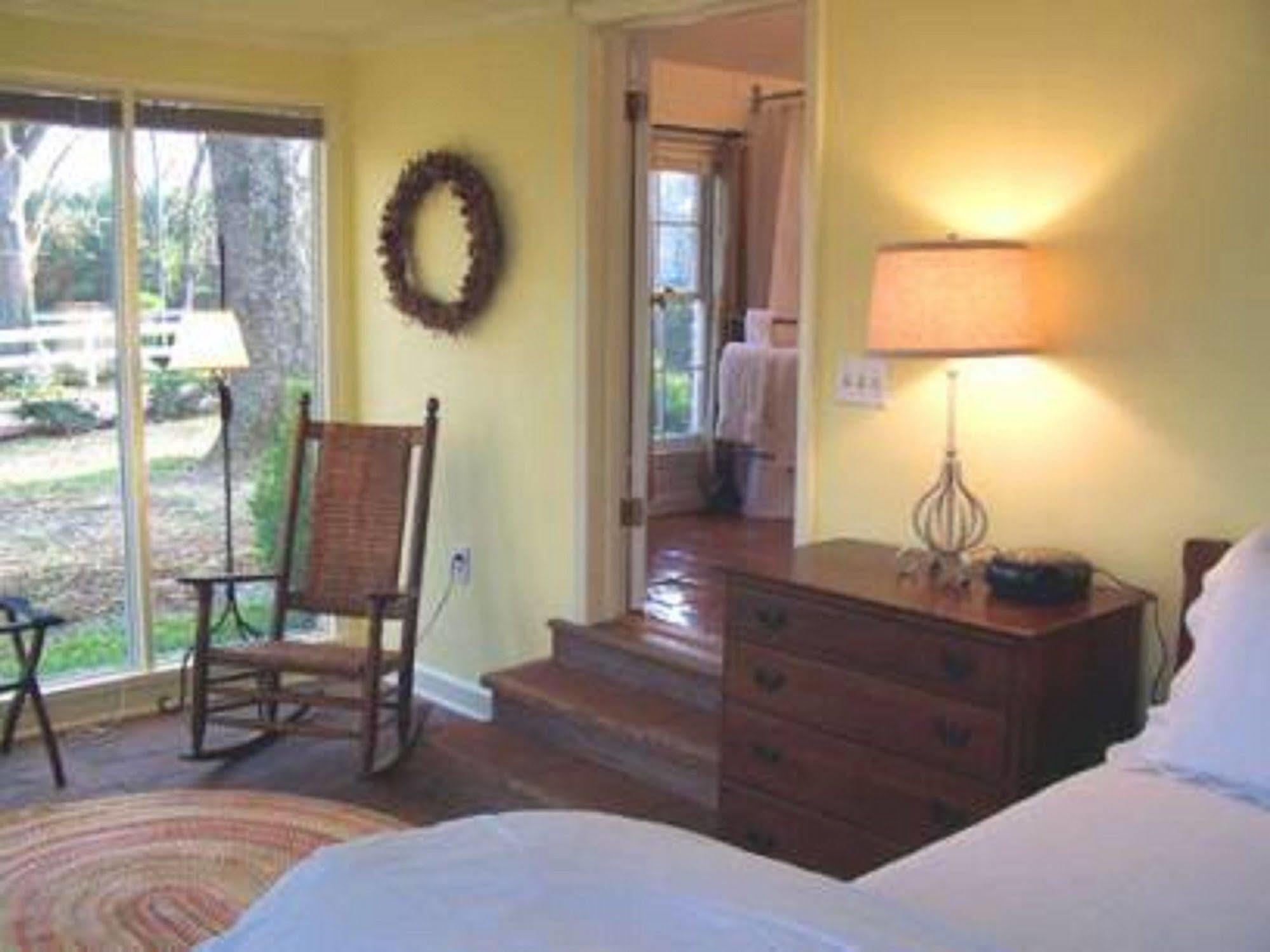 Inn At Bingham School Mebane Room photo