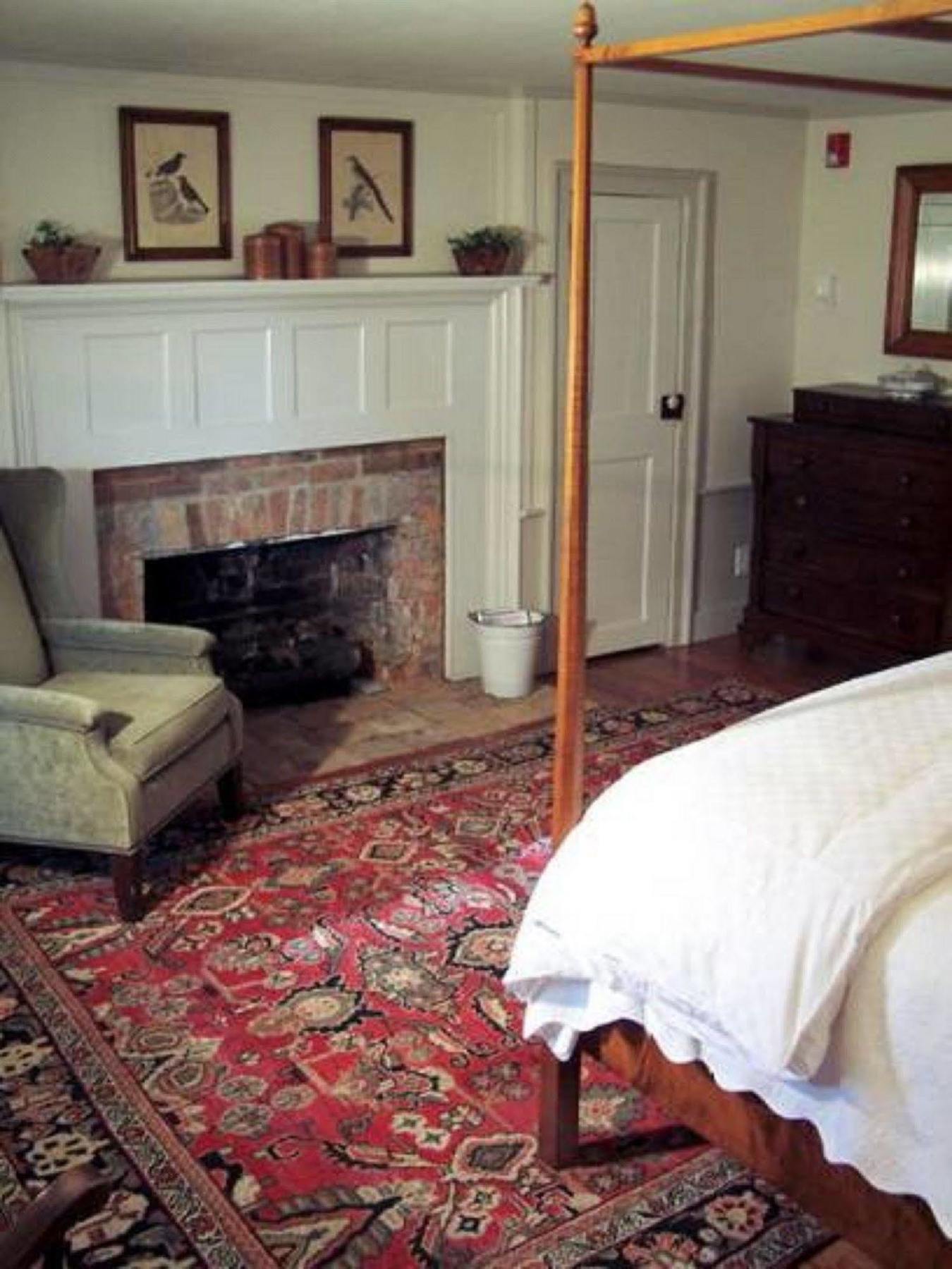 Inn At Bingham School Mebane Room photo