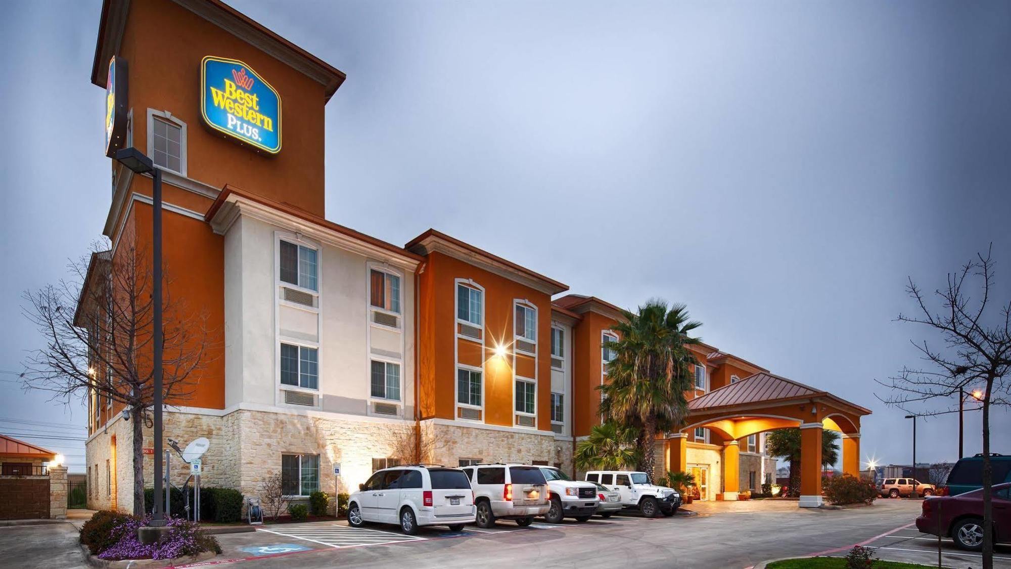 Best Western Plus San Antonio East Inn & Suites Exterior photo