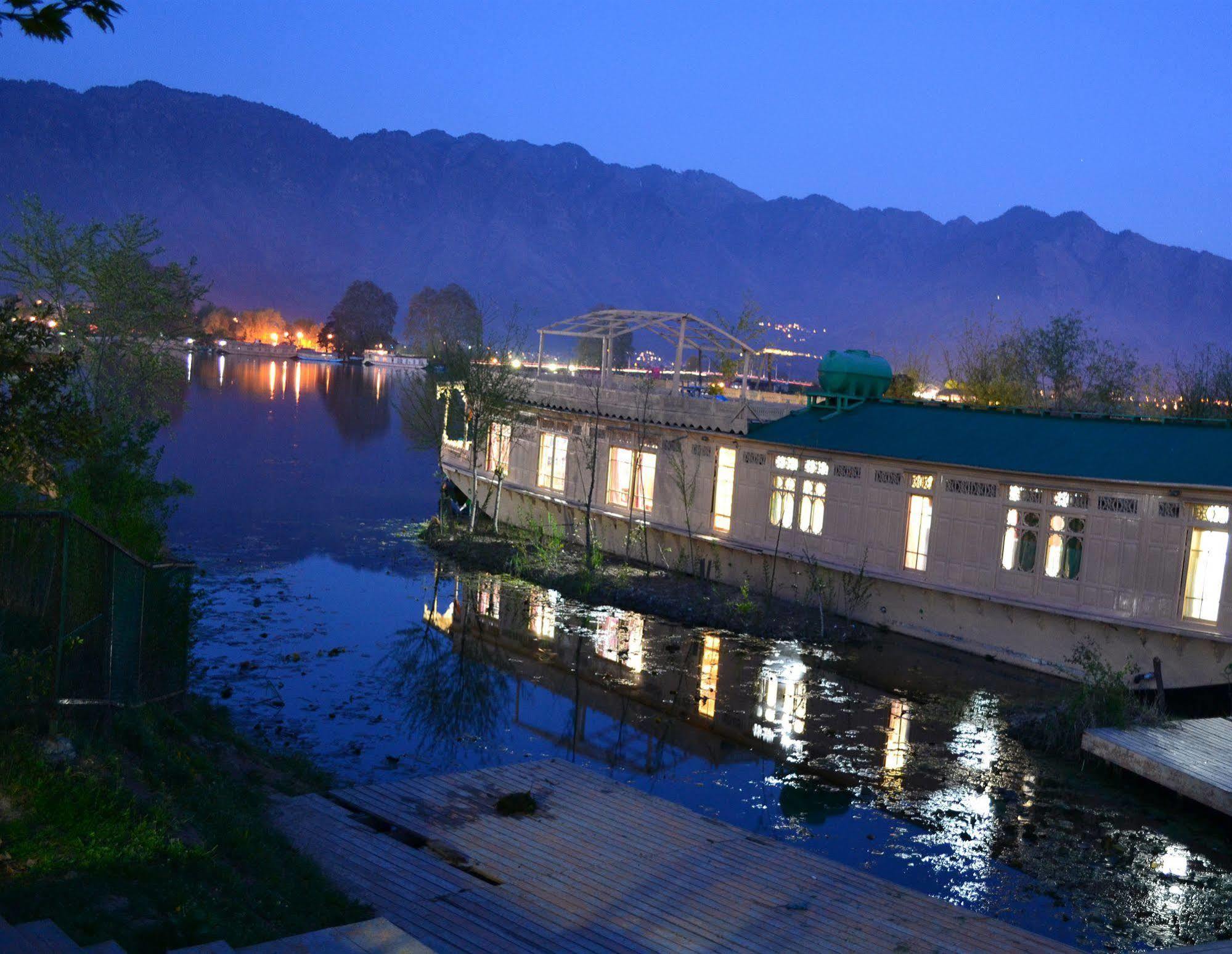 Peacock Houseboats Apartment Srinagar  Exterior photo