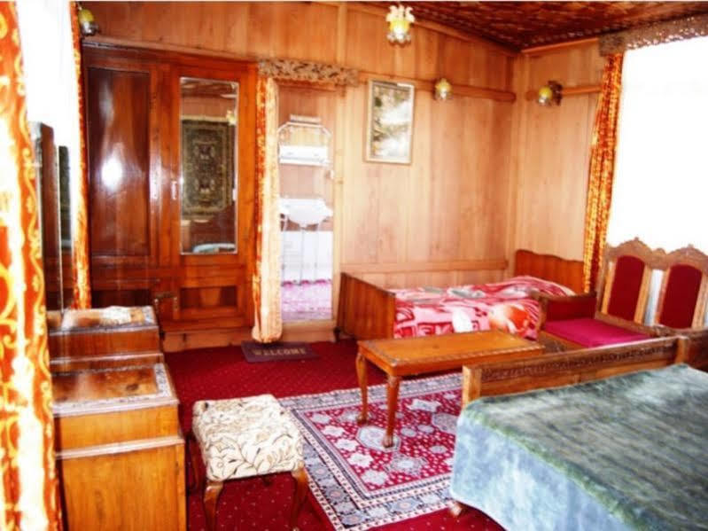 Howrah Houseboat Hotel Srinagar  Exterior photo