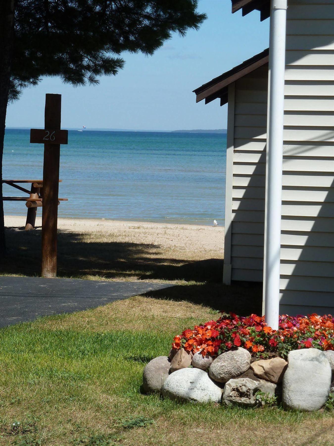 Beach House Lakeside Cottages Mackinaw City Exterior photo