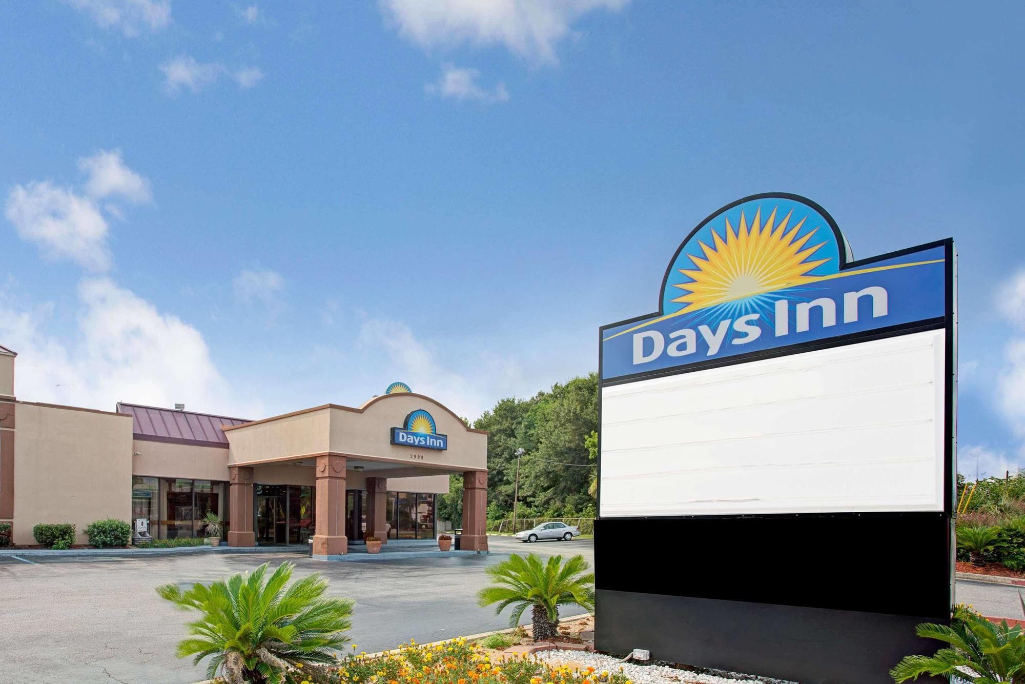 Days Inn & Suites By Wyndham Charleston Airport West North Charleston Exterior photo