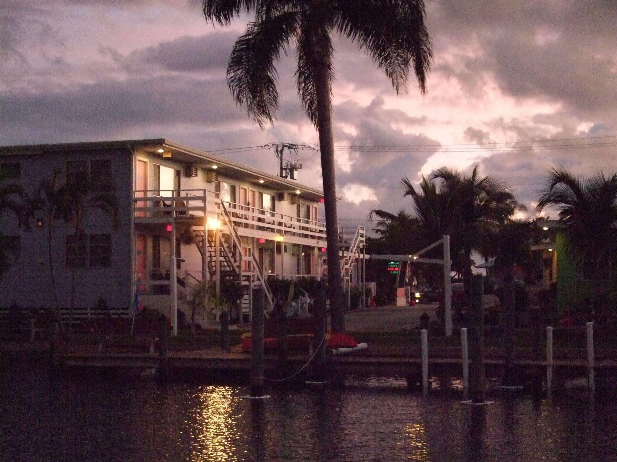 The Holiday Court Villas And Suites Fort Myers Beach Exterior photo