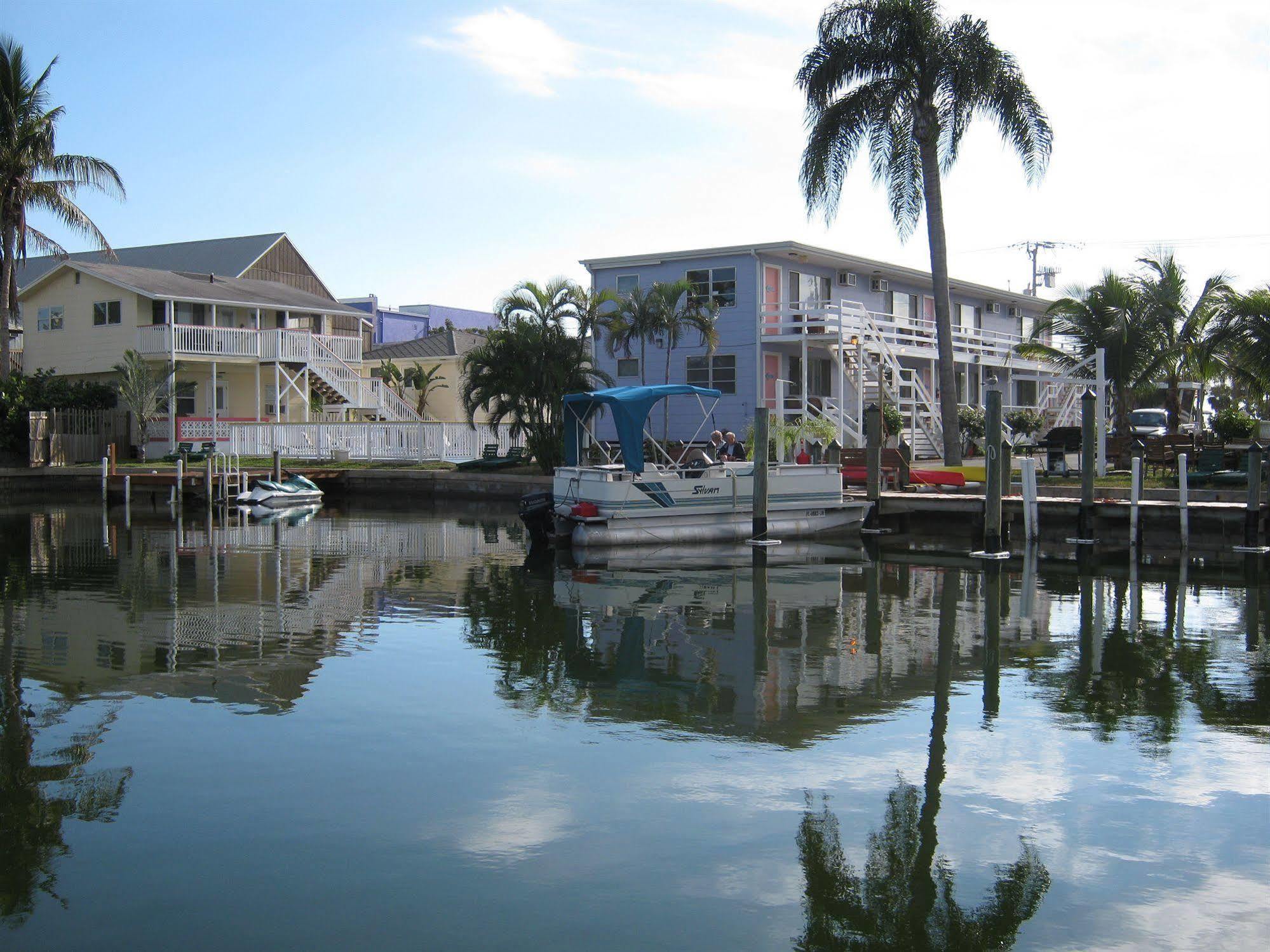 The Holiday Court Villas And Suites Fort Myers Beach Exterior photo