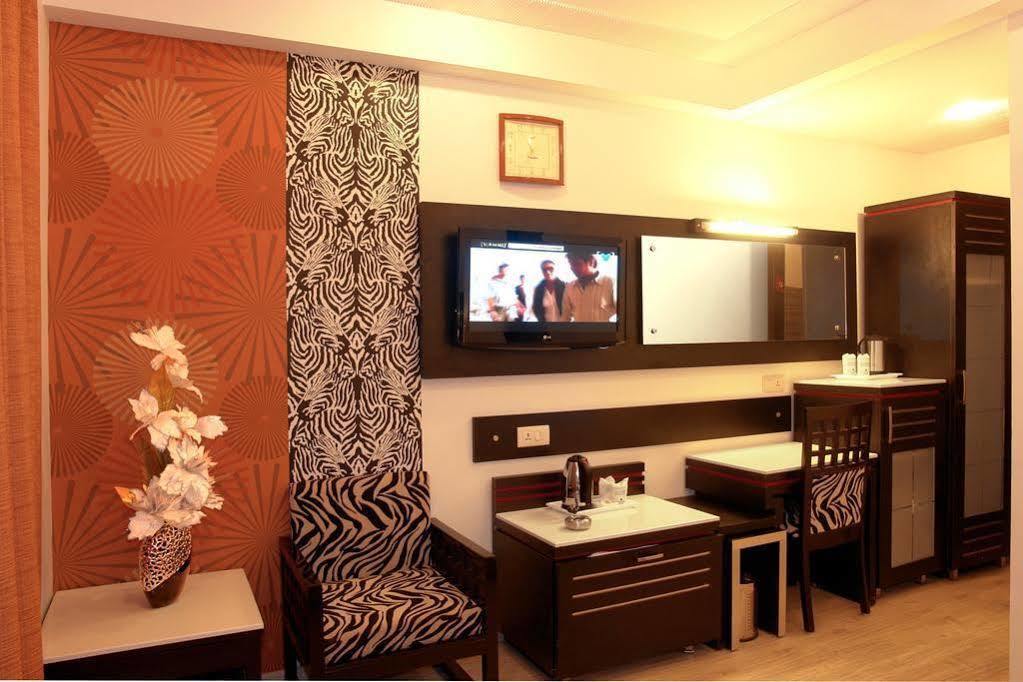 Hotel Suncourt Corporate New Delhi Room photo