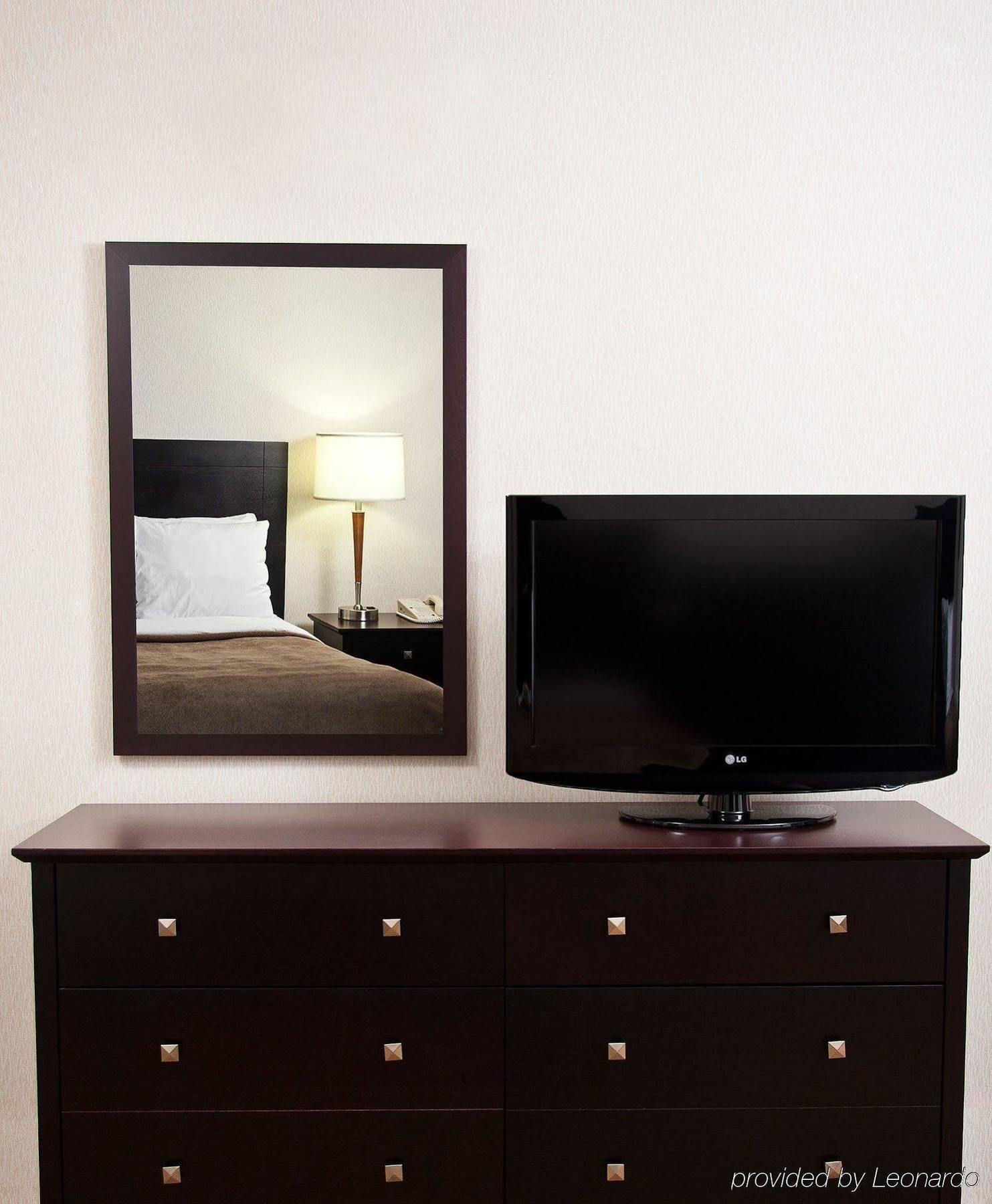 Quality Inn And Suites Montreal East Room photo