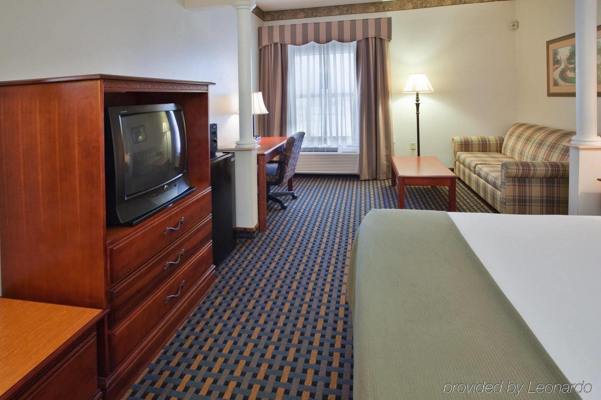 Holiday Inn Express Hotel & Suites Laurinburg, An Ihg Hotel Room photo
