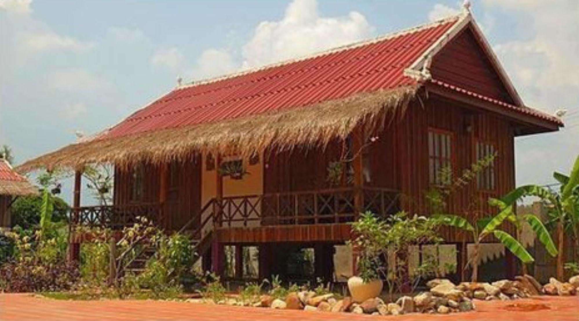 The Moon Kampot Boutique Hotel Exterior photo