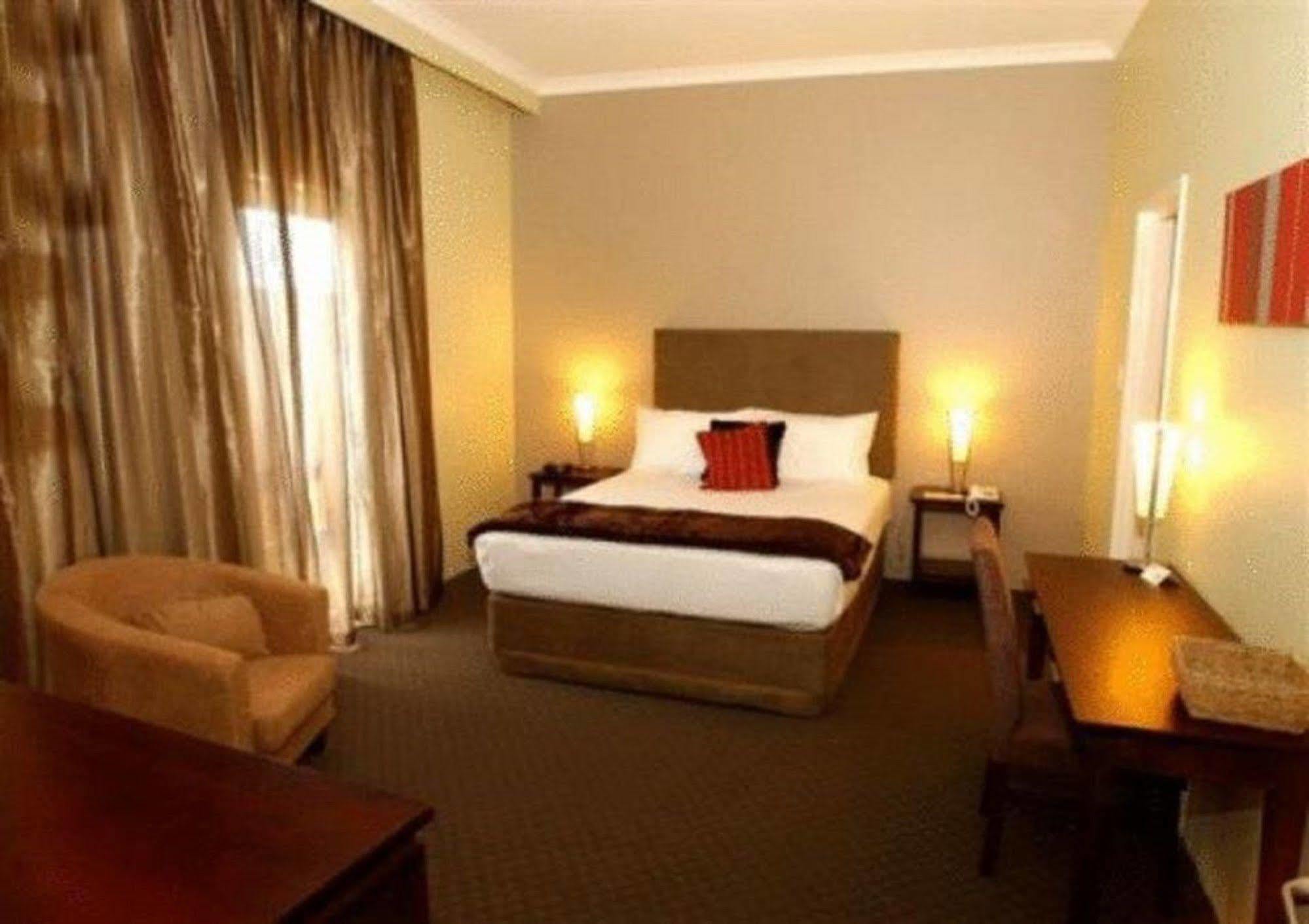 Joondalup City Hotel Perth Room photo