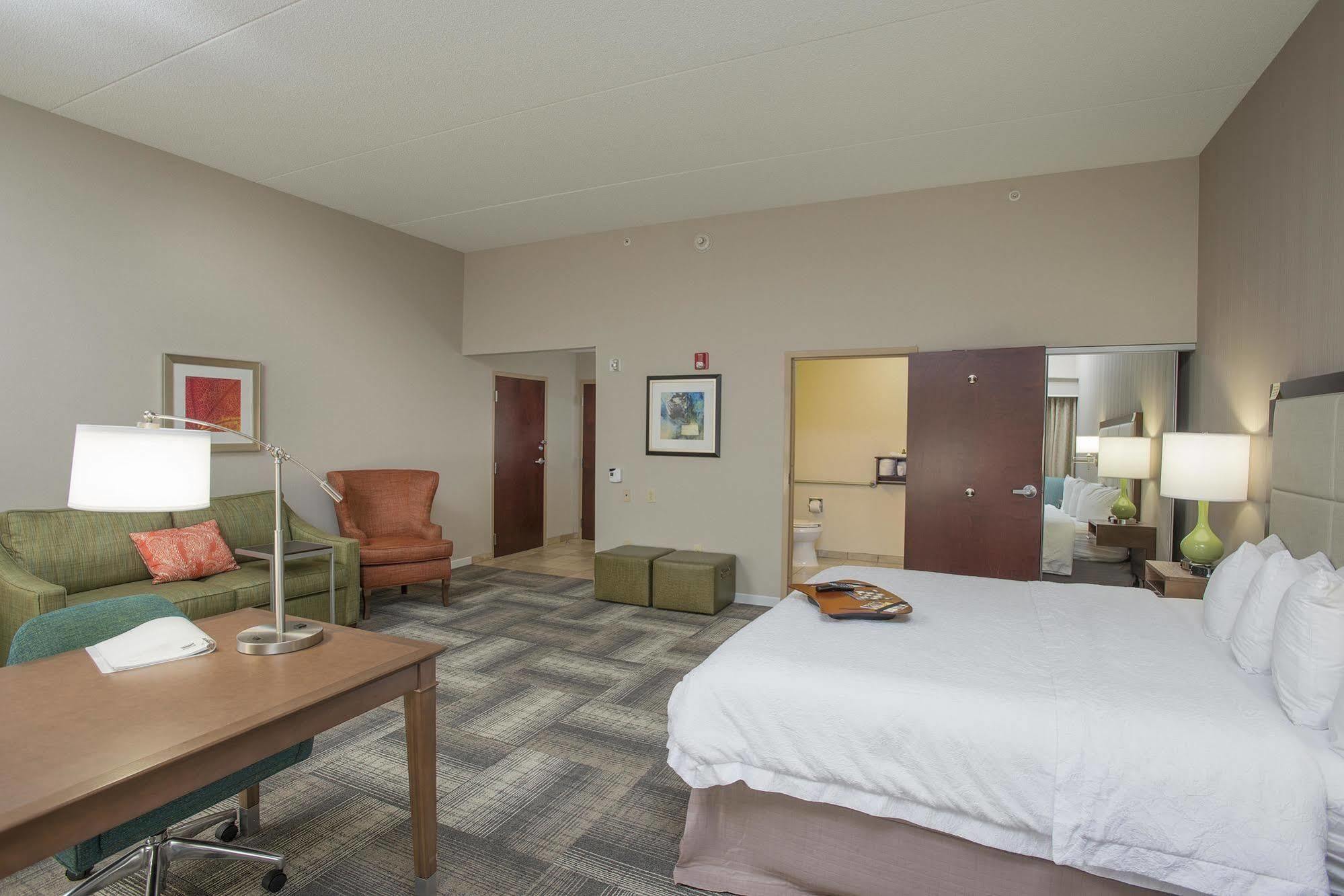 Hampton Inn & Suites Cincinnati-Union Centre West Chester Exterior photo