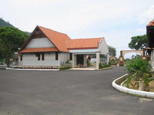 Bukit Keluang Beach Resort Kampung Raja Exterior photo