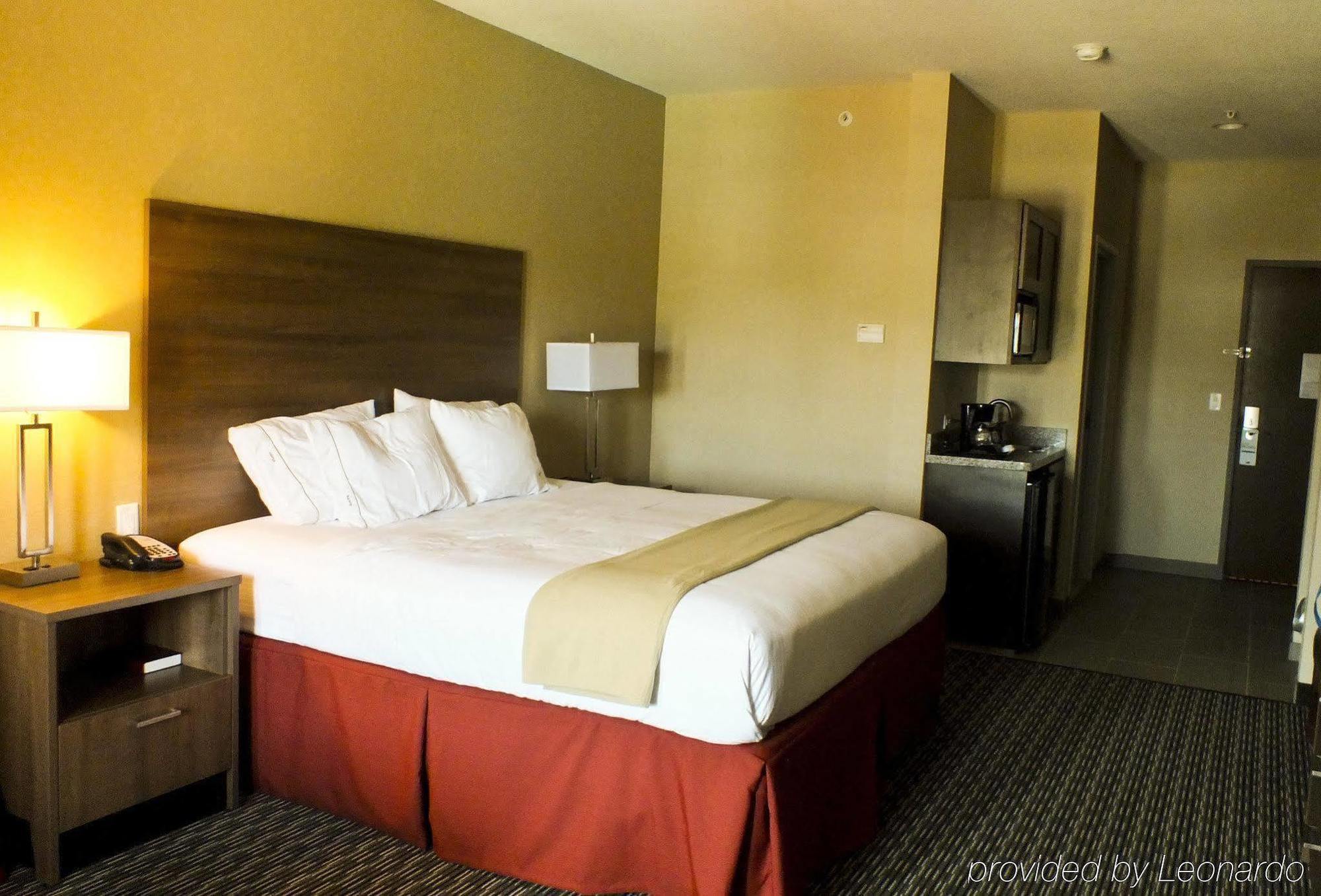 Holiday Inn Express & Suites Fredericksburg Room photo