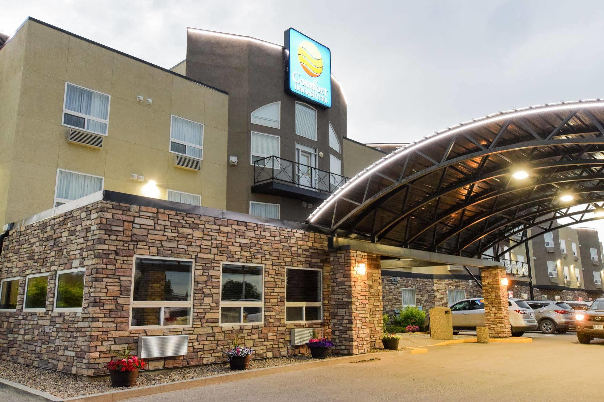 Comfort Inn & Suites Medicine Hat Exterior photo