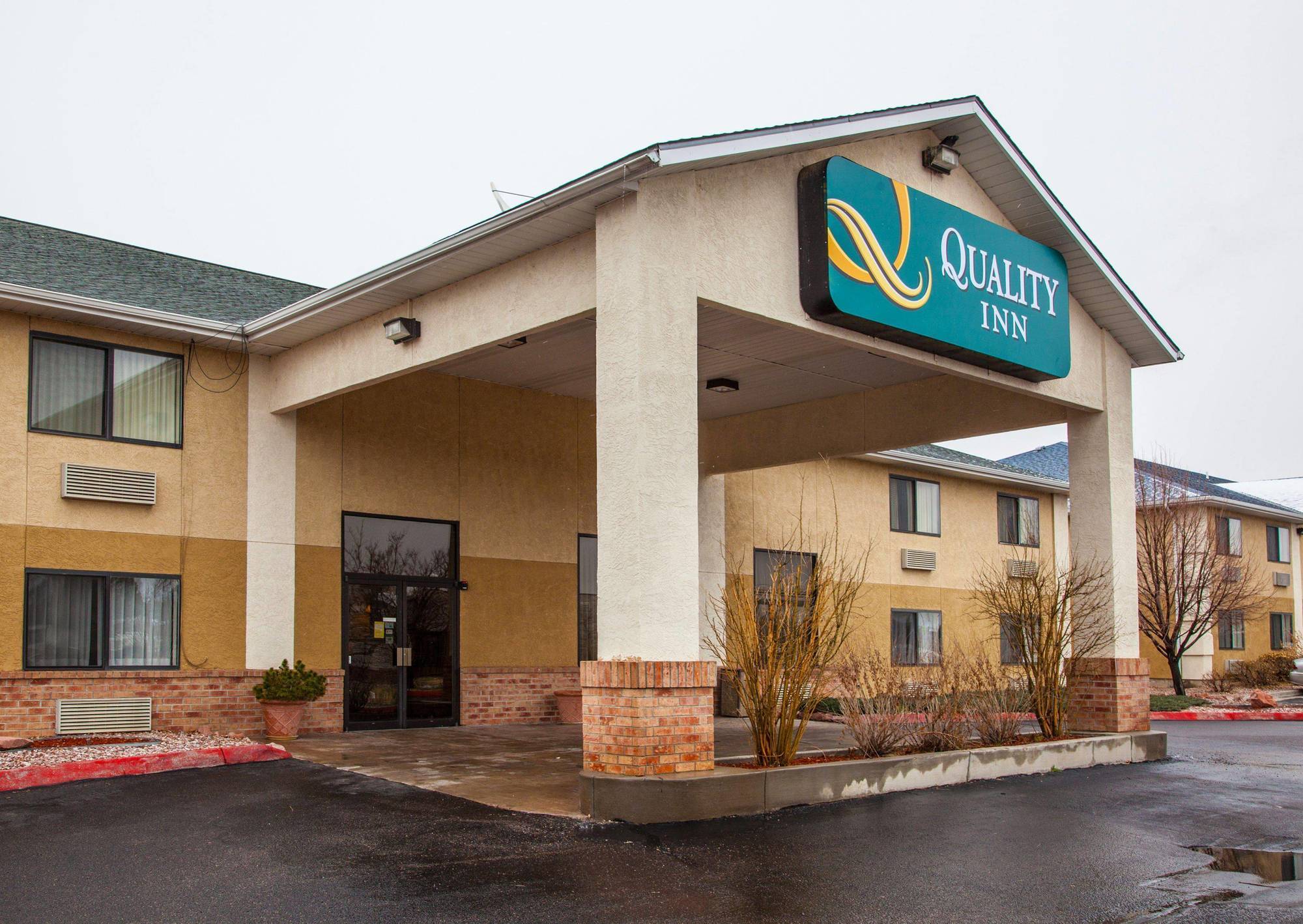 Quality Inn Airport Colorado Springs Exterior photo