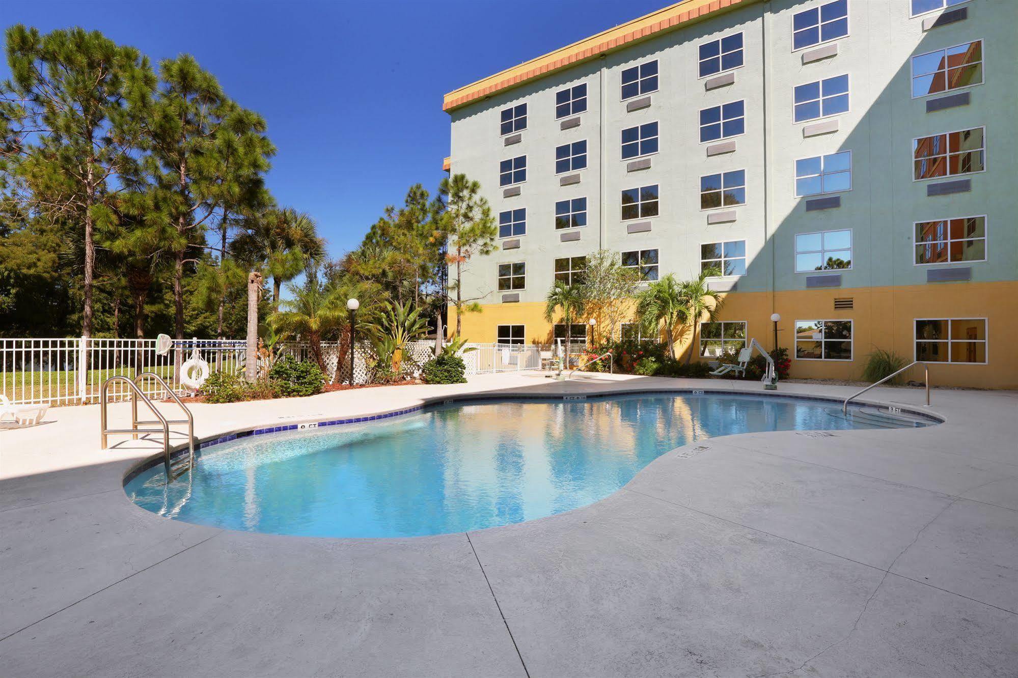 Main Stay Suites Of Fort Myers Exterior photo