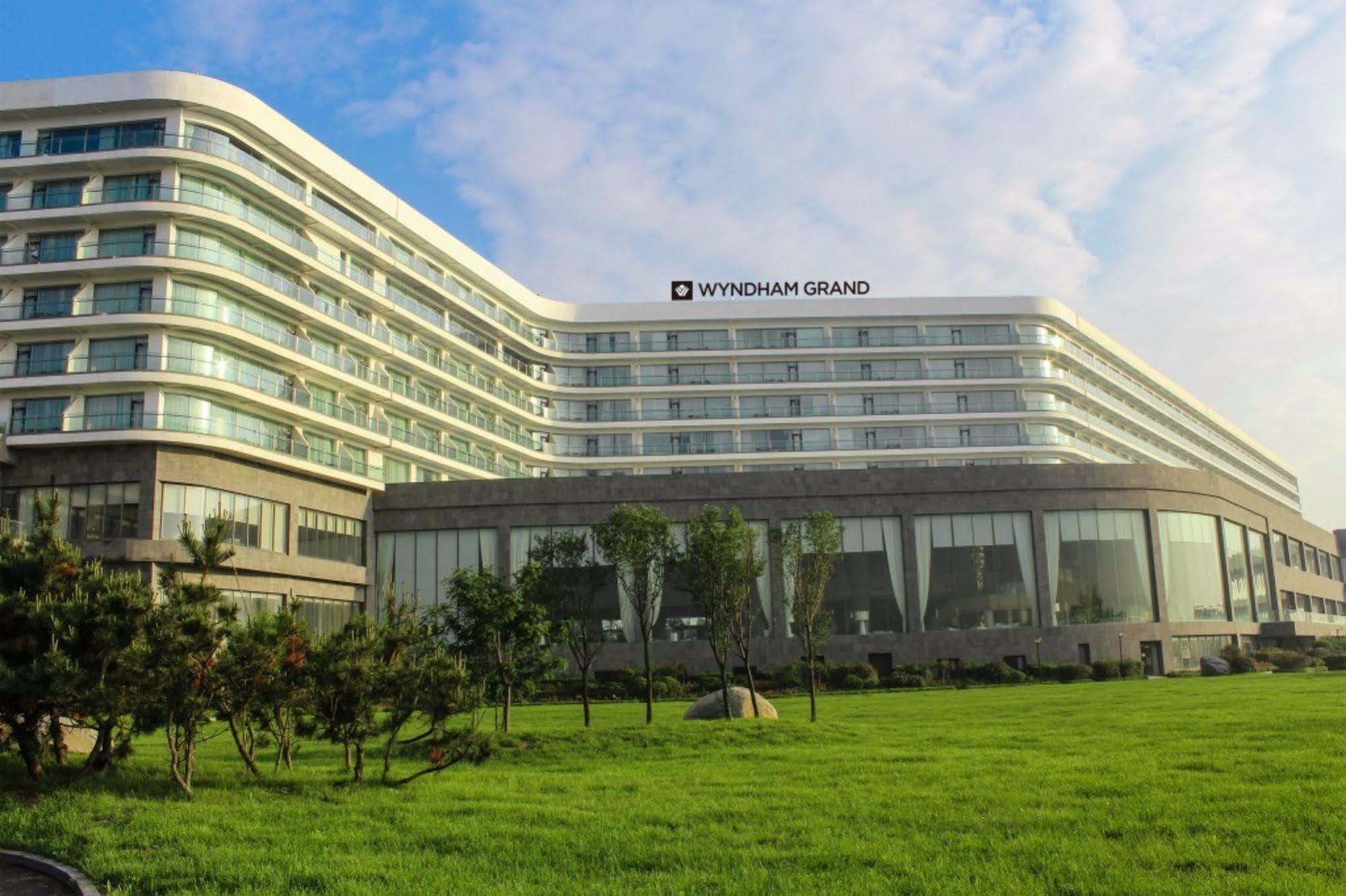 Wyndham Grand Qingdao Hotel Exterior photo