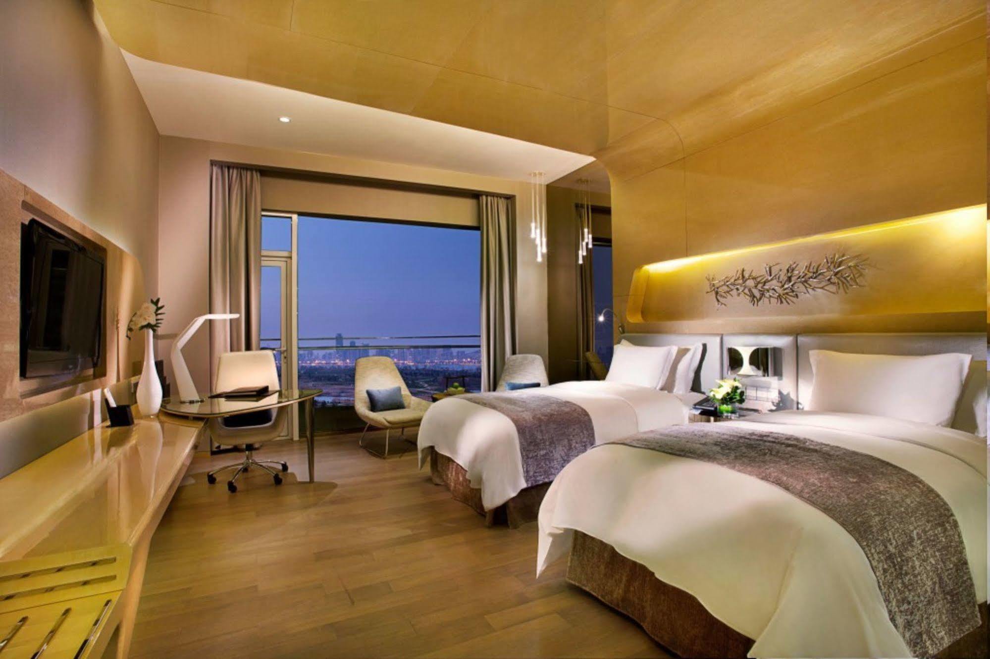Wyndham Grand Qingdao Hotel Room photo