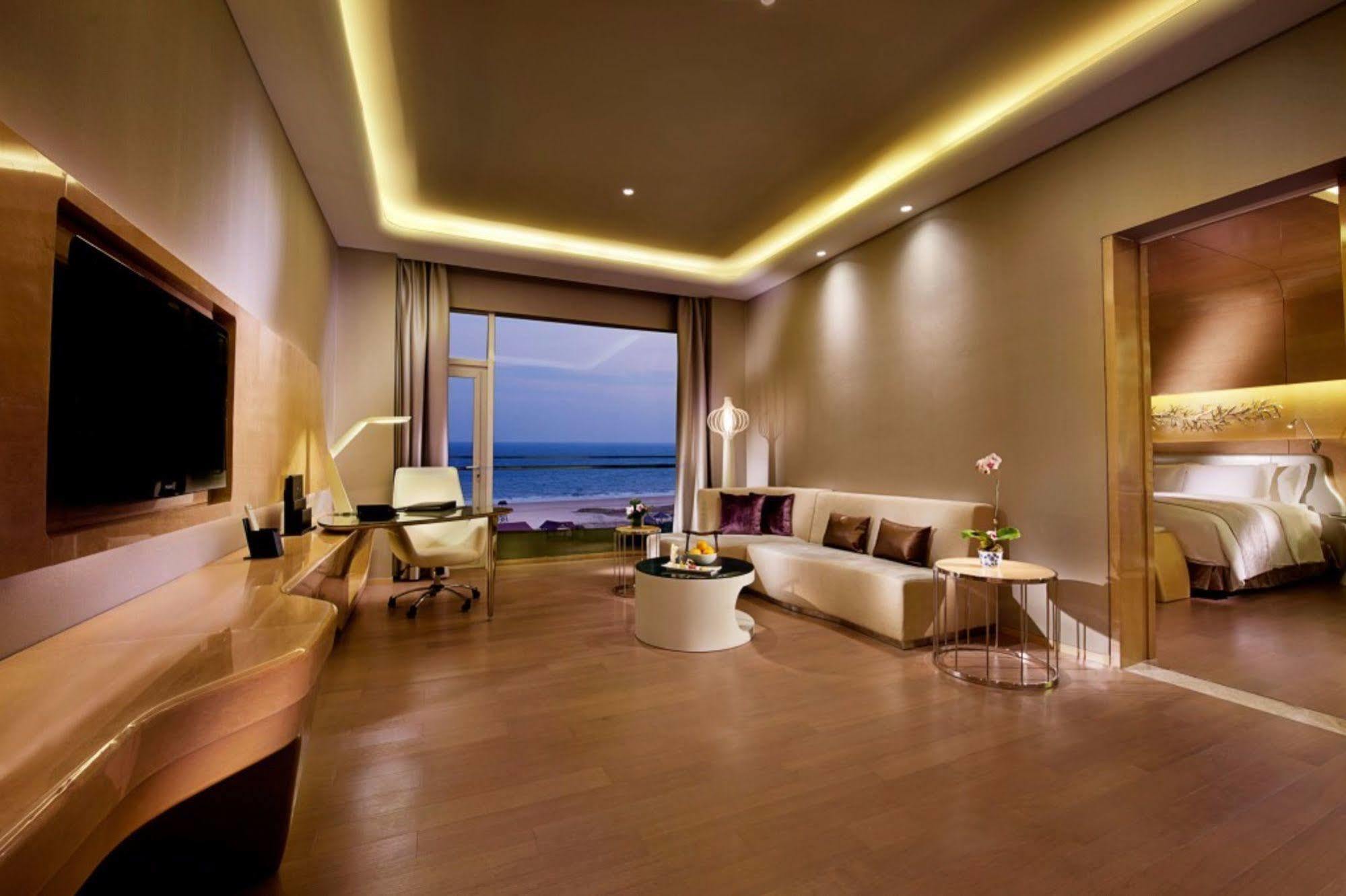 Wyndham Grand Qingdao Hotel Room photo