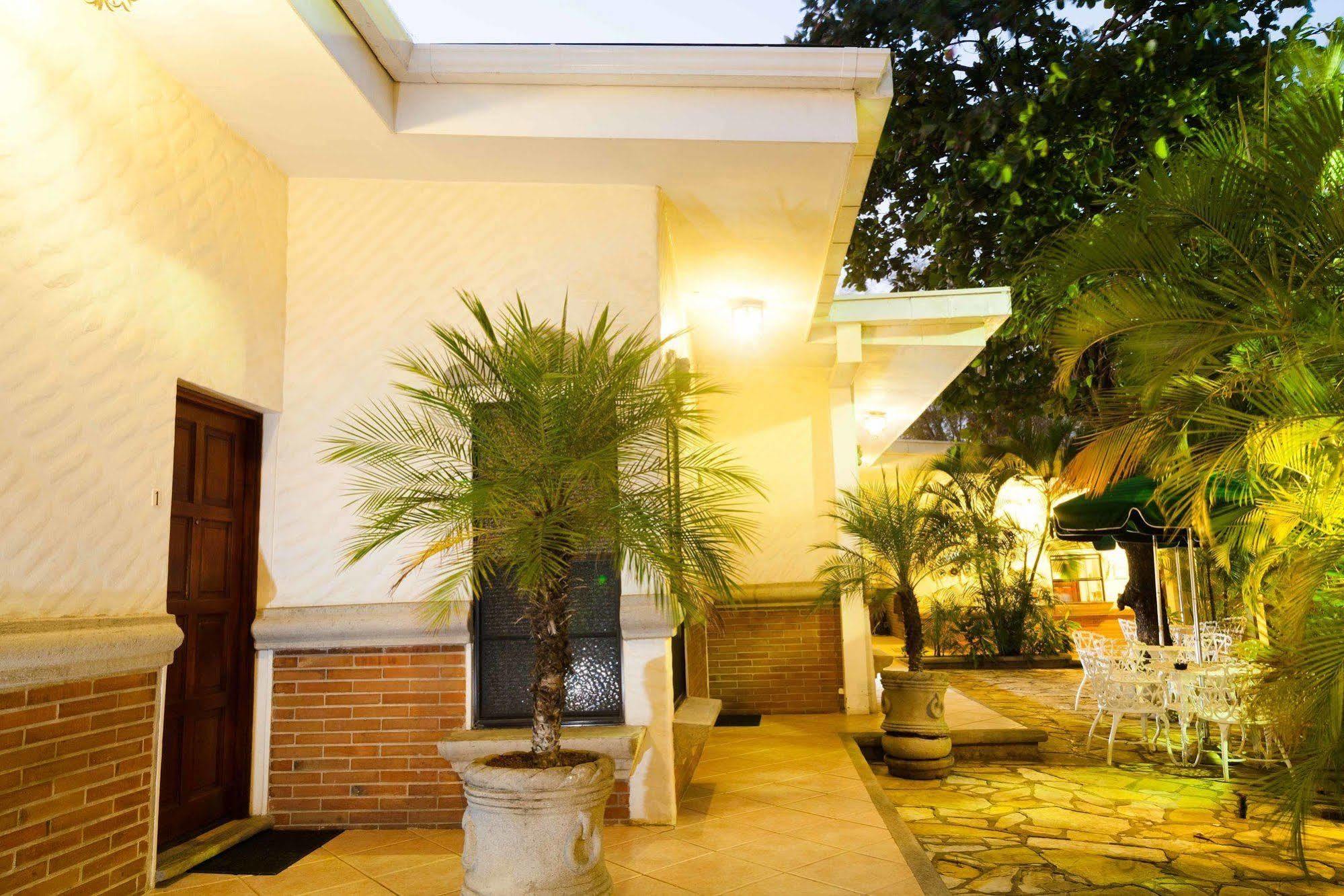 Hotel El Almendro Managua Exterior photo