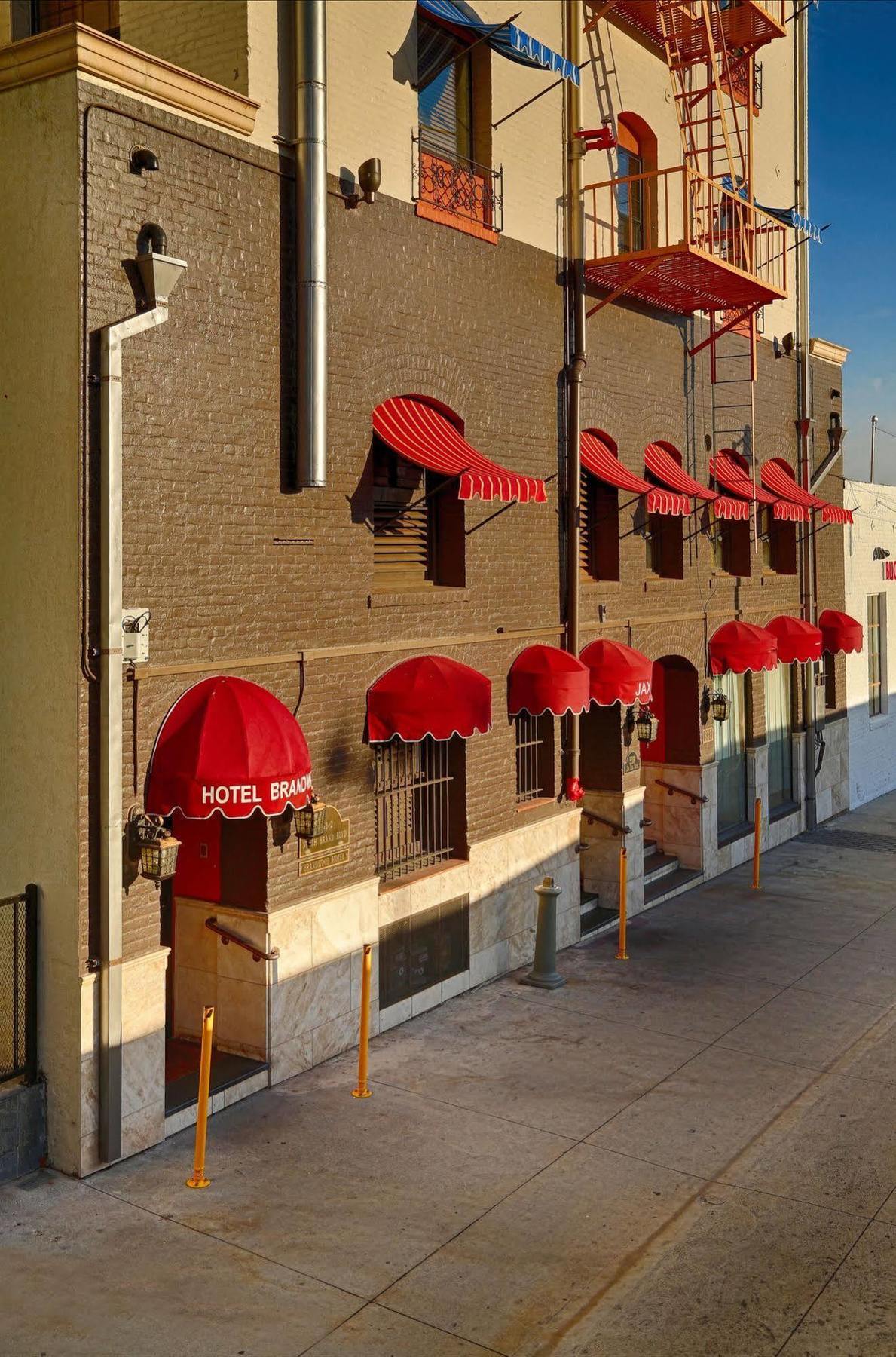 Brand Plaza Hotel Glendale Exterior photo