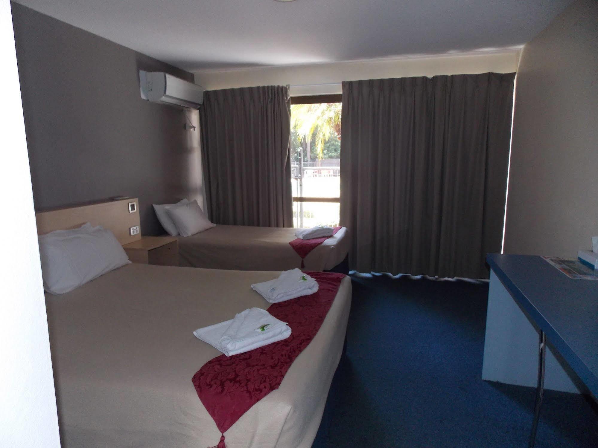 Currimundi Hotel Motel Sunshine Coast Exterior photo