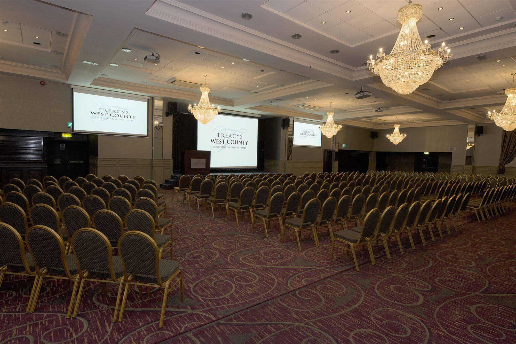 Treacys West County Conference And Leisure Centre Hotel Ennis Exterior photo