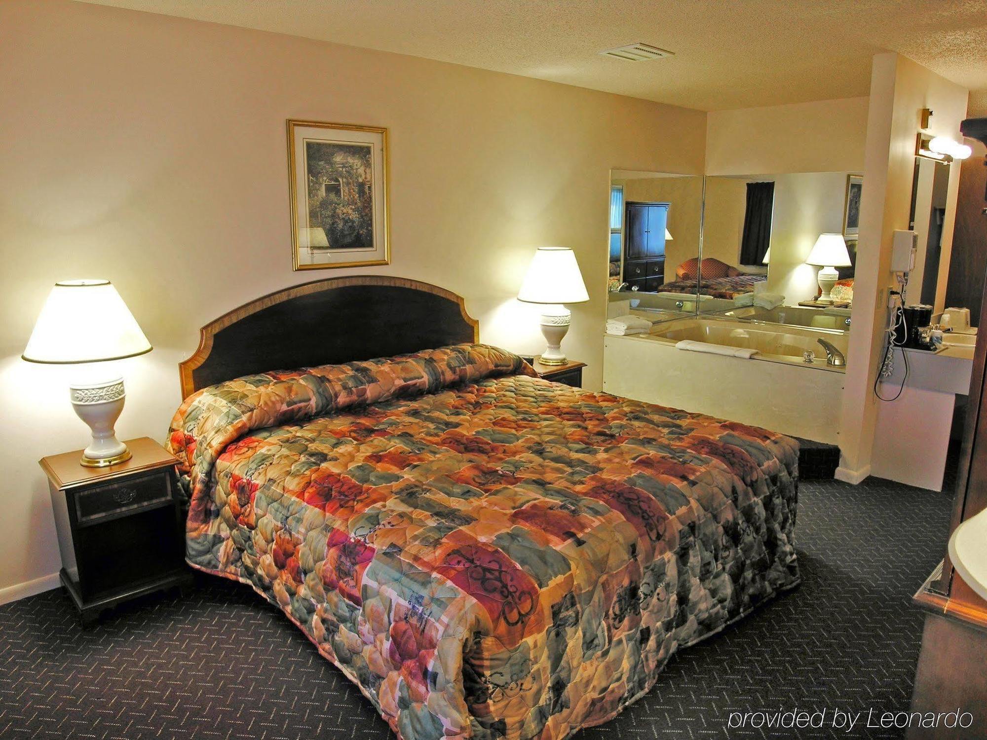 Americas Best Value Inn - Petoskey Room photo