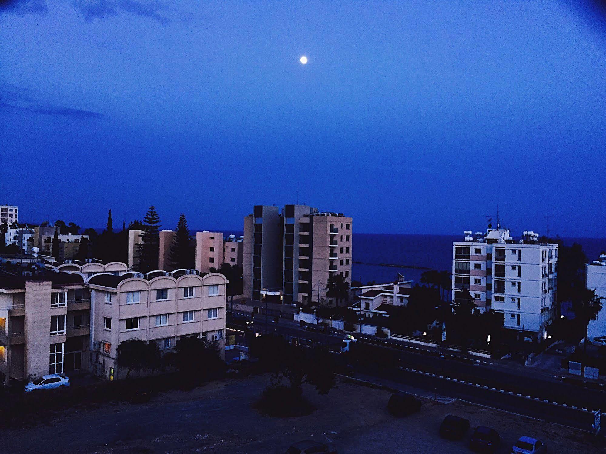 Blue Crane Hotel Apts Limassol Exterior photo