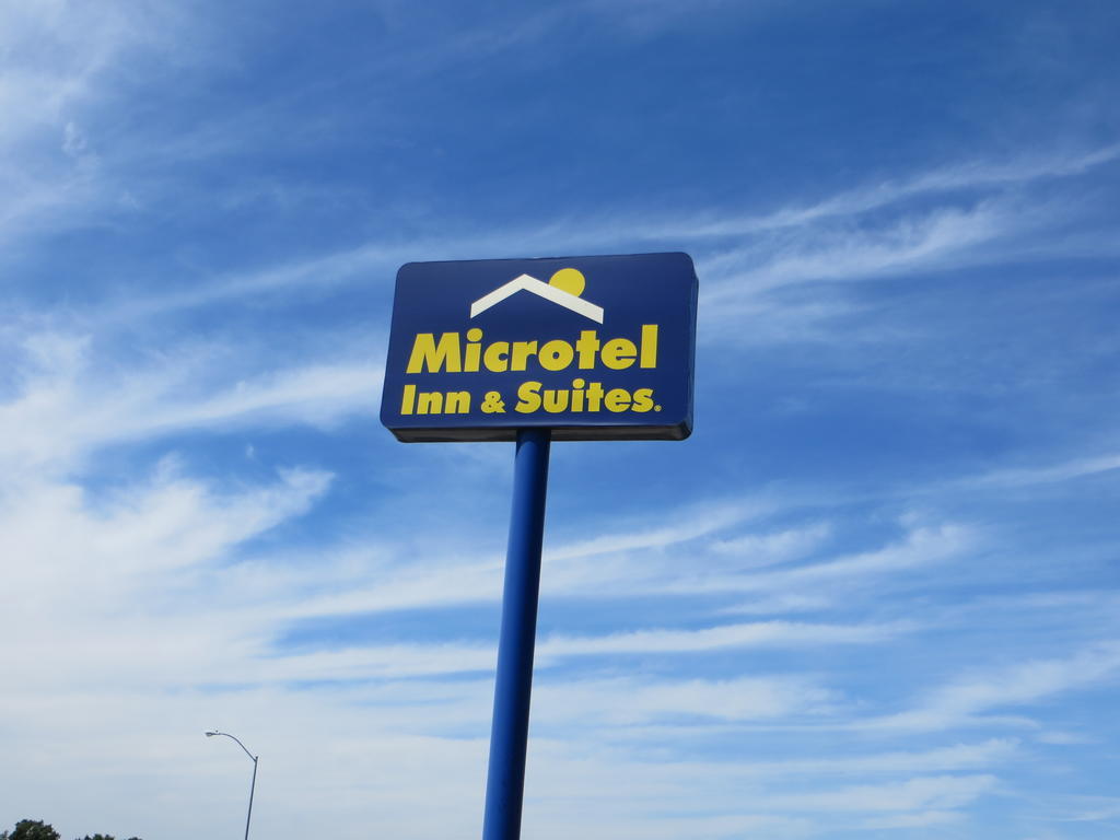 Microtel Inn & Suites By Wyndham Colfax Exterior photo