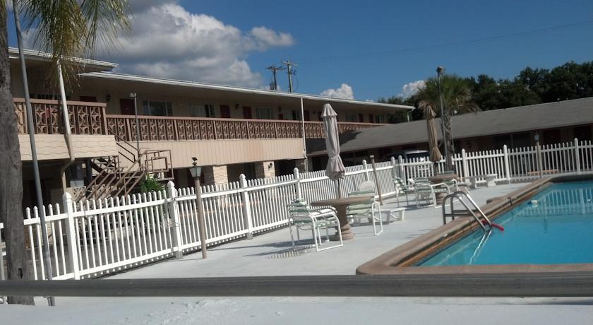 Rodeway Inn & Suites Winter Haven Chain Of Lakes Exterior photo