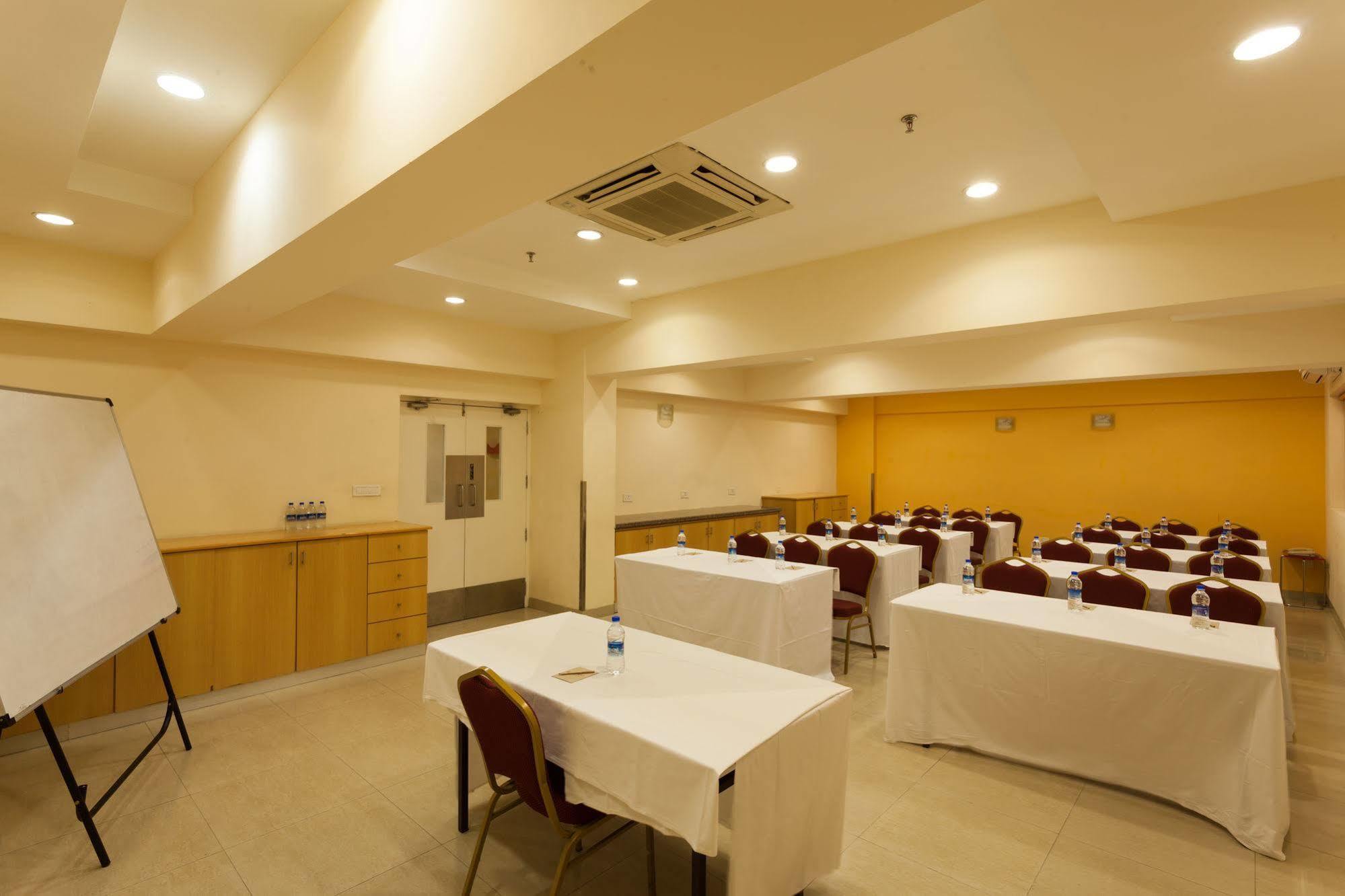 Ginger Ahmedabad Vastrapur Hotel Exterior photo