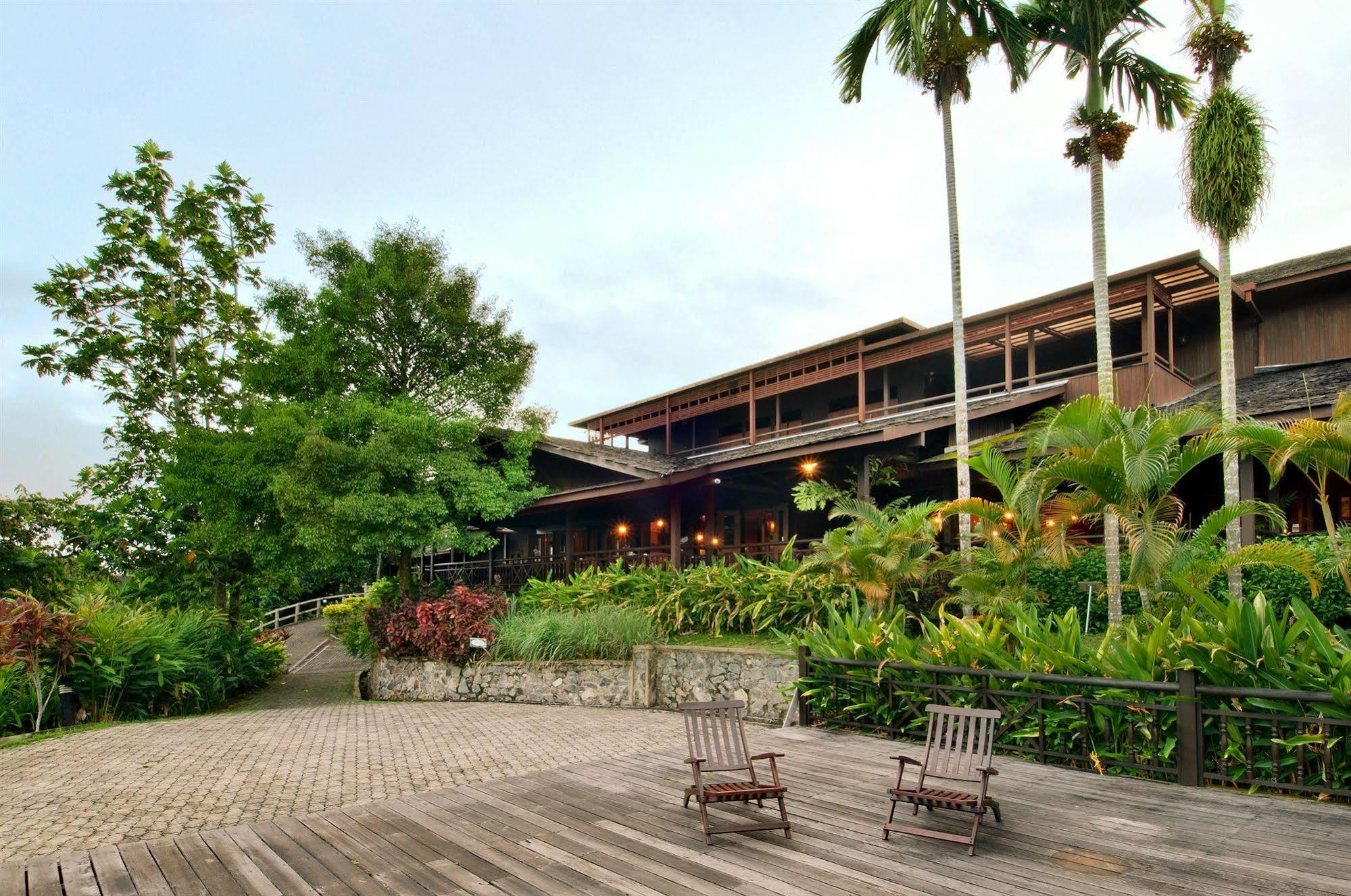 Aiman Batang Ai Resort & Retreat Lubok Antu Exterior photo