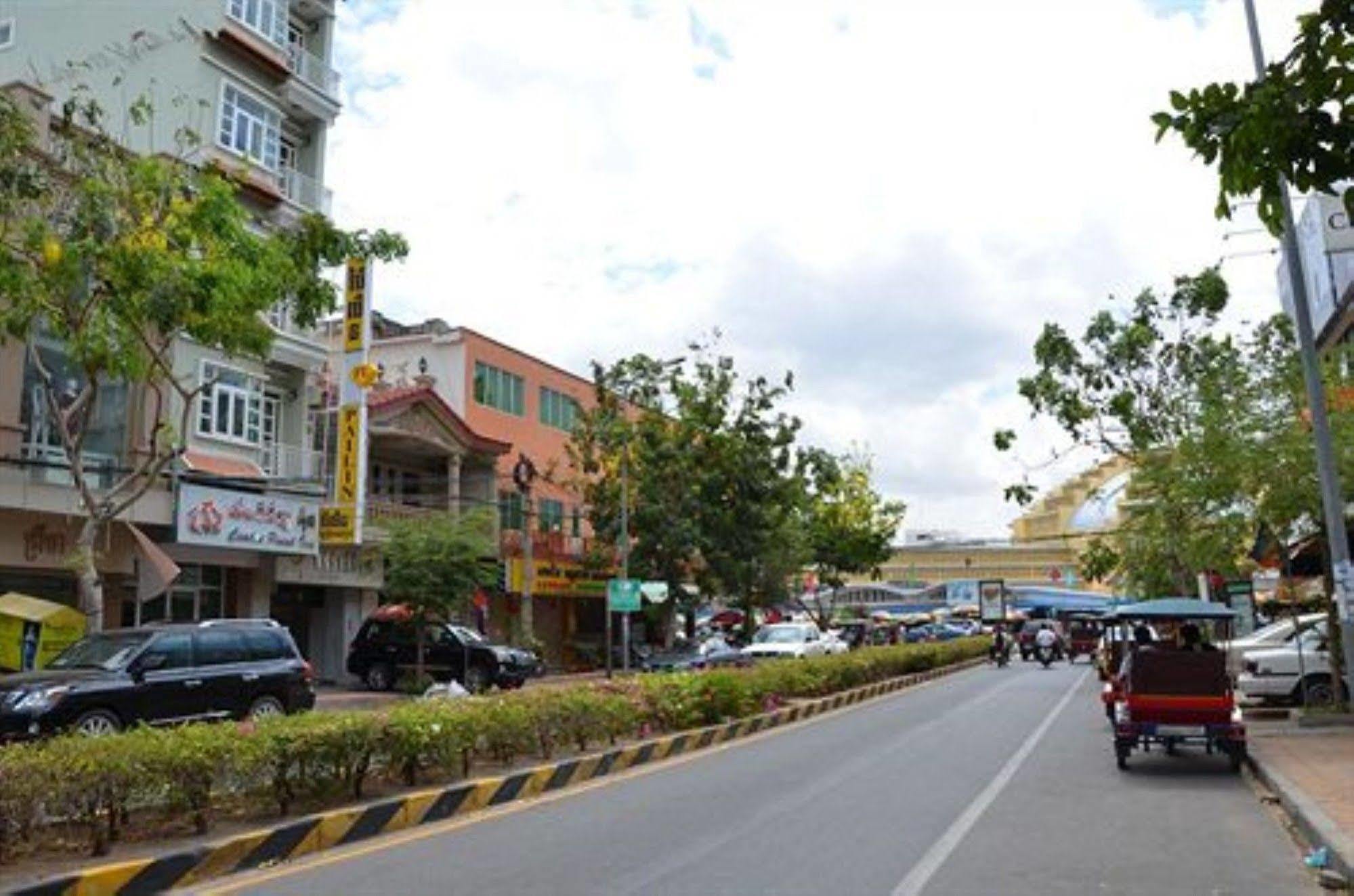 Centre Point Inn Phnom Penh Exterior photo