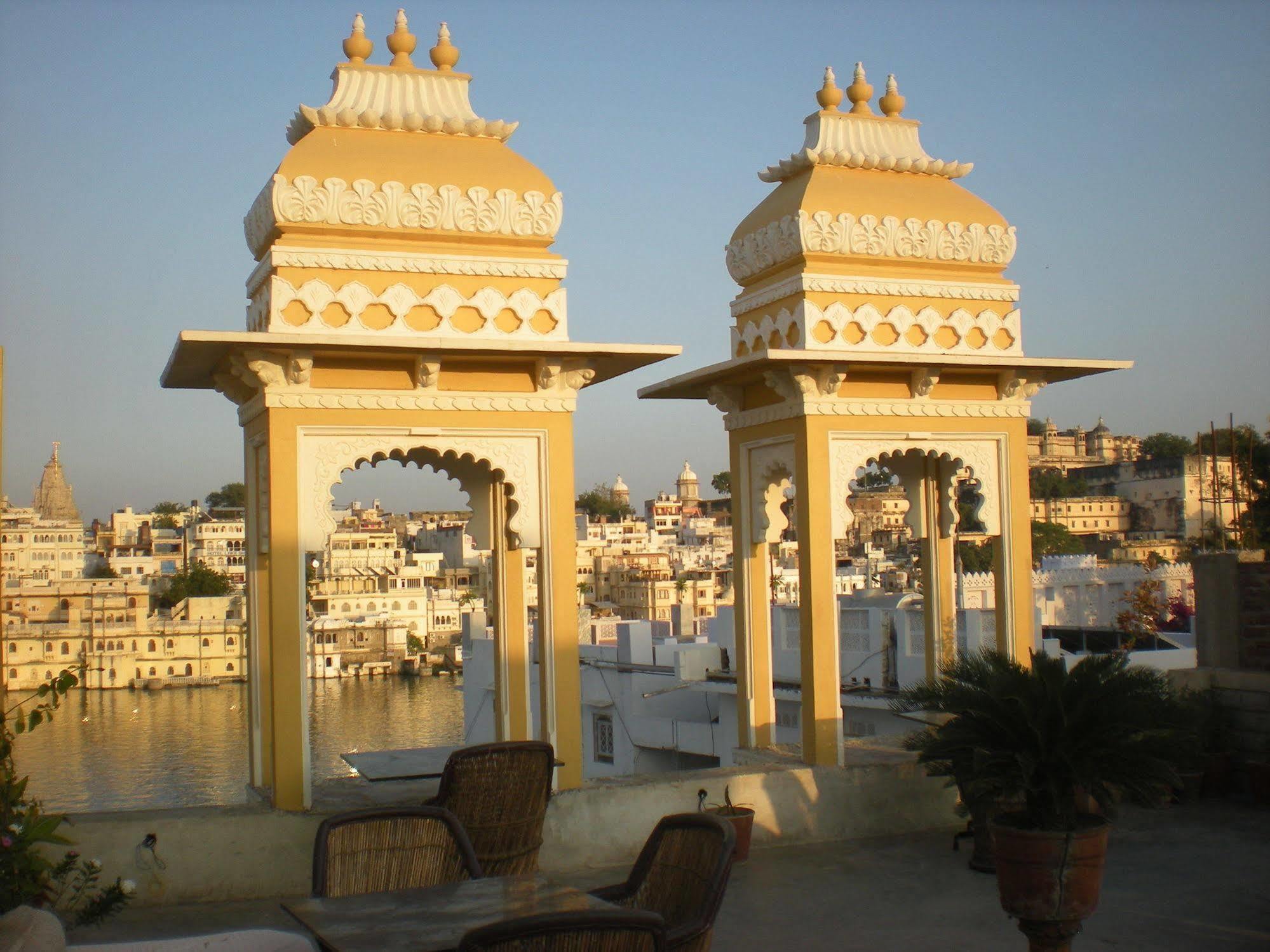 Hotel Mandiram Palace Udaipur Exterior photo